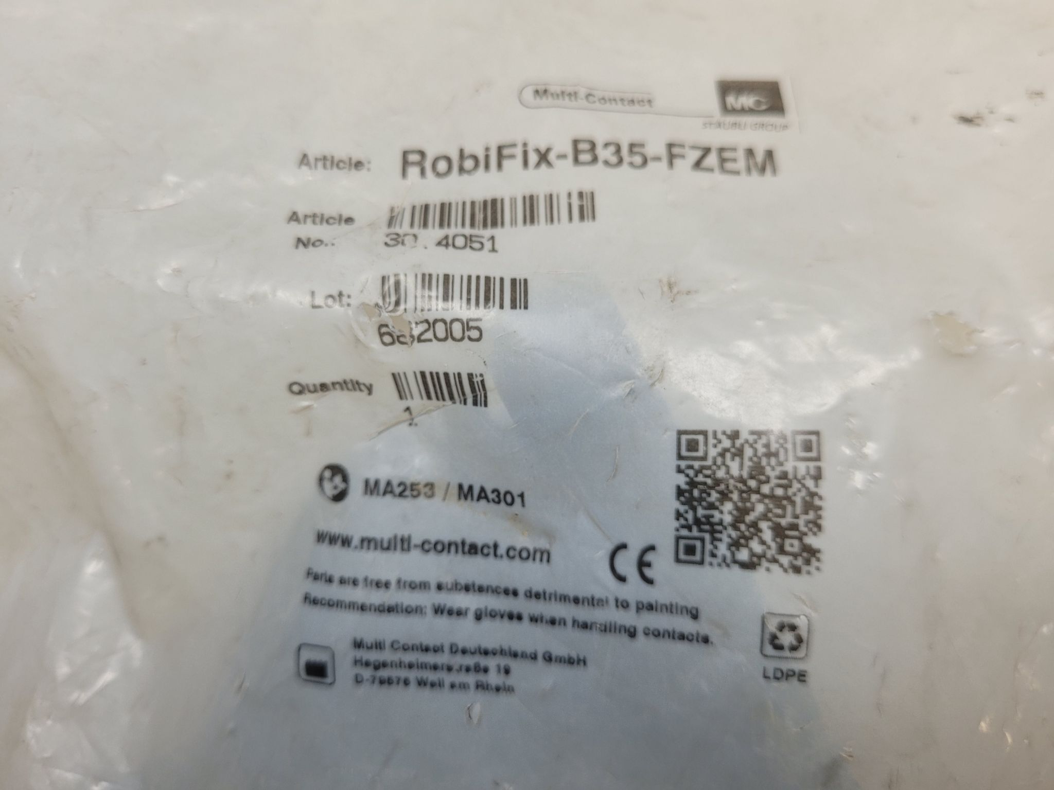 STAUBLI ROBIFIX-B35-FZEM Flange Mount Socket Connector w/ Strain Relief NEW 0