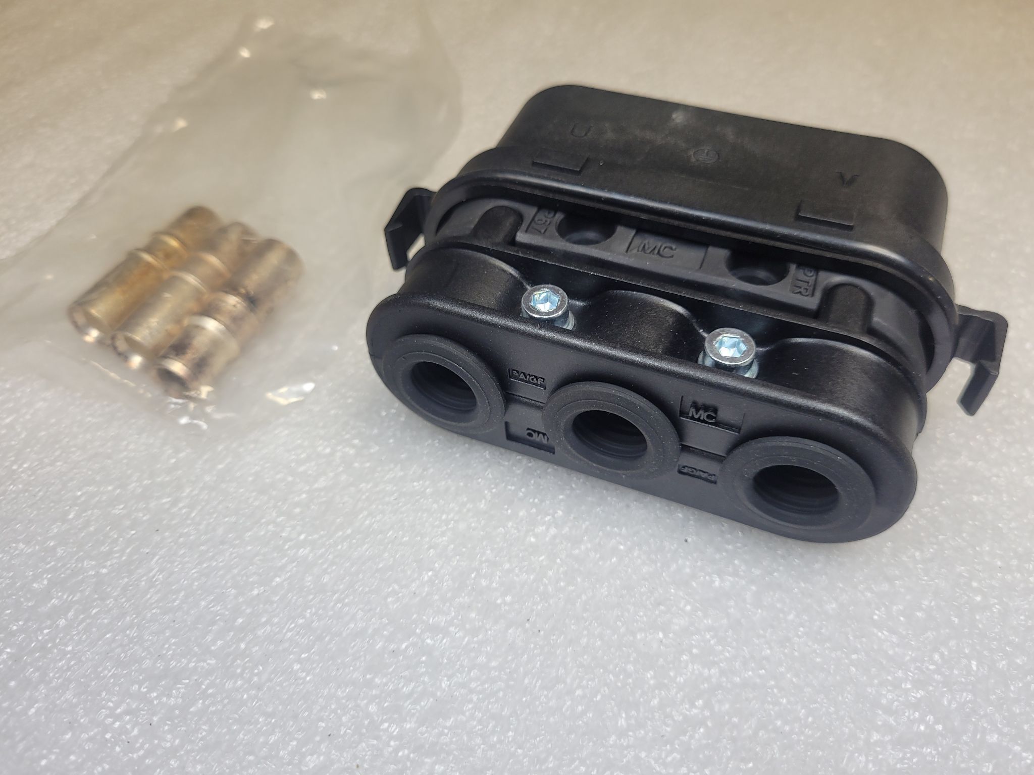 STAUBLI ROBIFIX-B35-FZEM Flange Mount Socket Connector w/ Strain Relief NEW 5