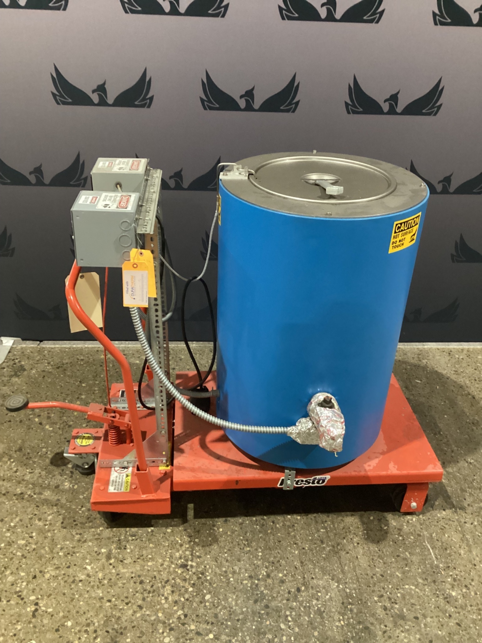 WENESCO HIGH TEMPERATURE INDUSTRIAL MELTING KETTLE WITH PRESTO LIFT TABLE USED 3