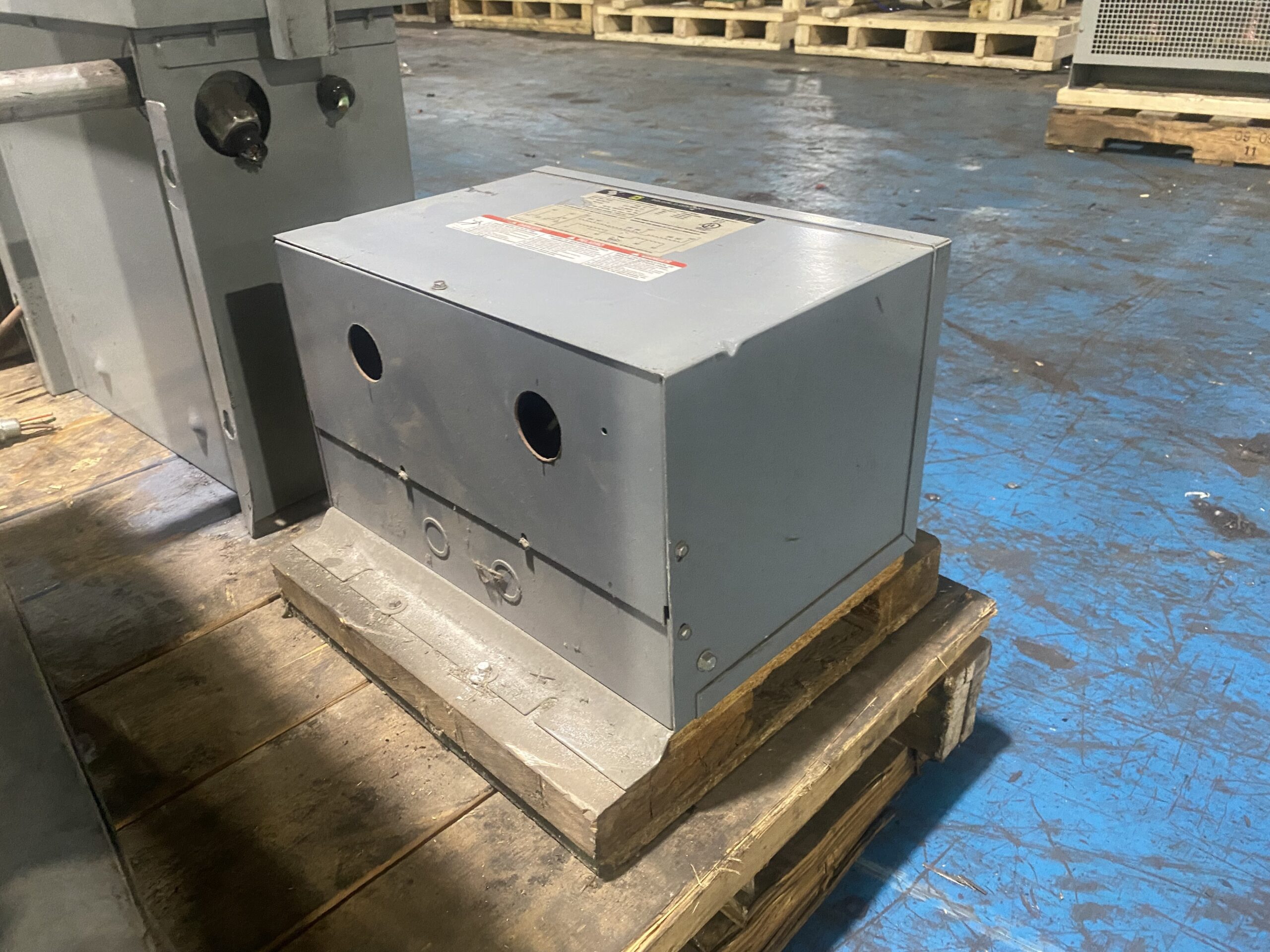 Square D - 6T2F Transformer 480 DELTA - 208Y/120V, 6kVA USED 1