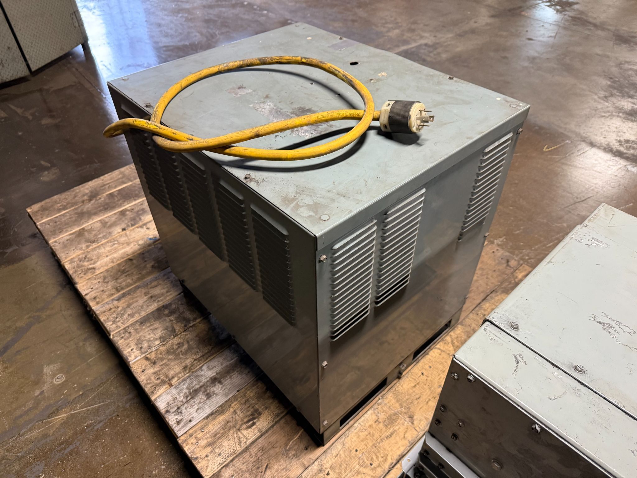 HOBART 1200C3-18 ACCU-CHARGER 36V, 240A, 3PH USED - AS-IS 9