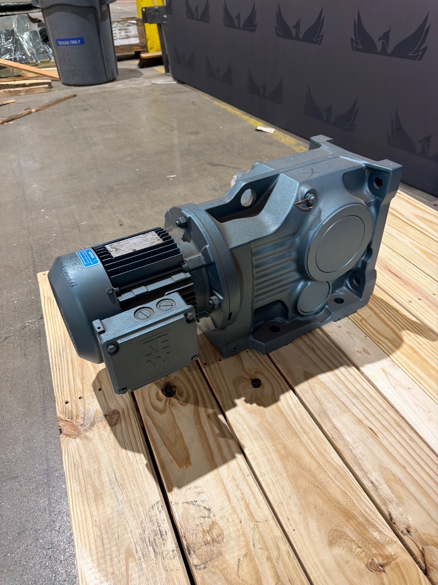 SEW‑EURODRIVE DFT90L4/K87DT90L4 2HP Gear Motor USED 1