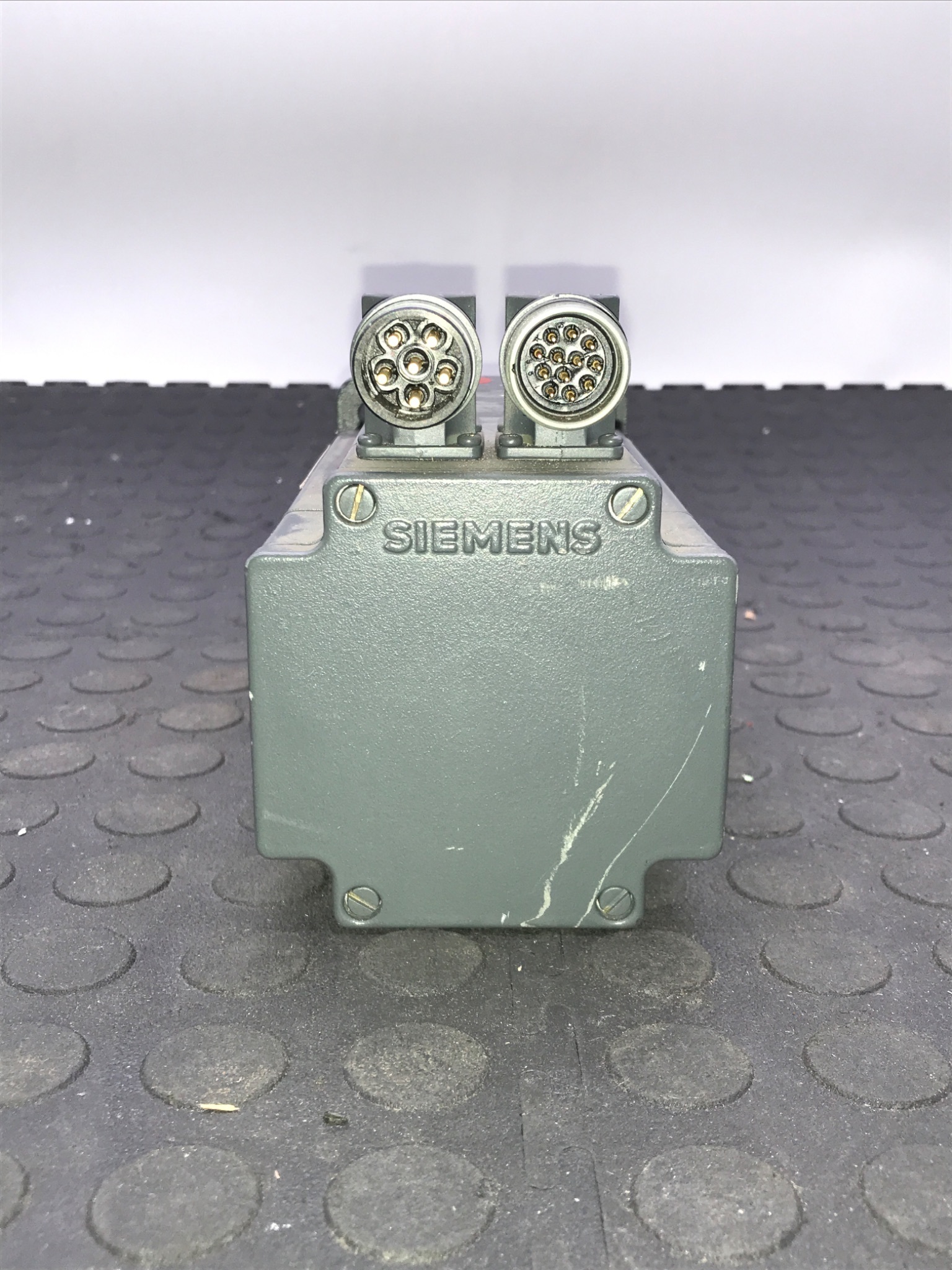 SIEMENS 1FT5044‑0AF01‑1 3‑Phase Permanent Magnet Motor USED 3