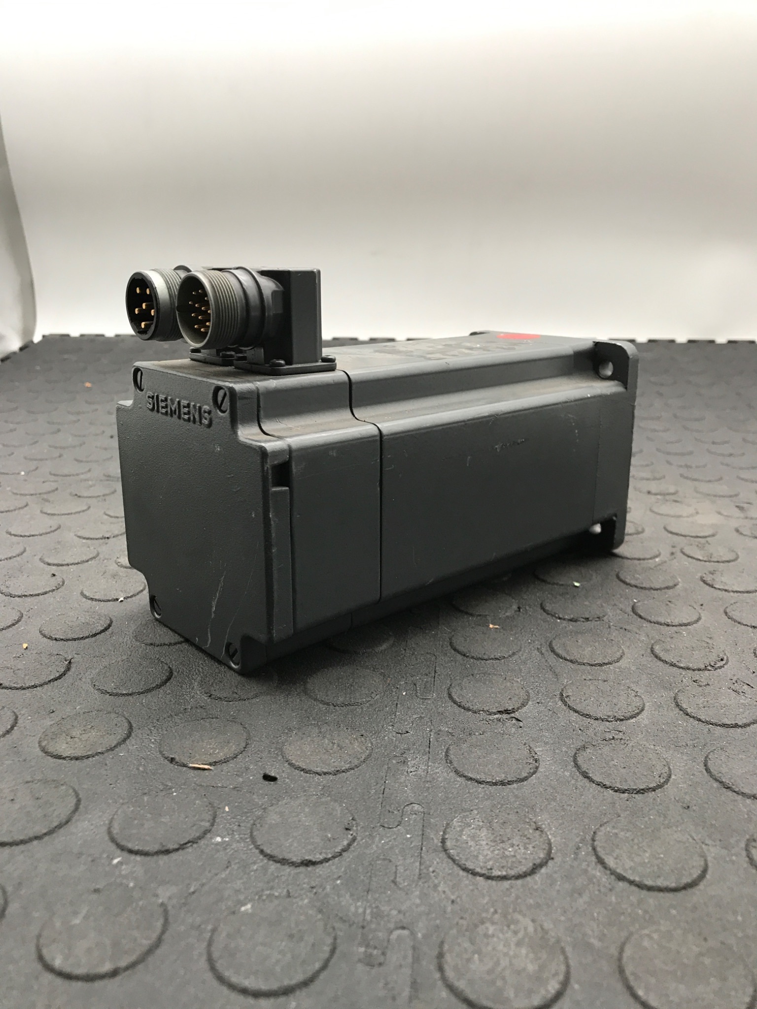SIEMENS 1FT5044‑0AF01‑1 3‑Phase Permanent Magnet Motor USED 4