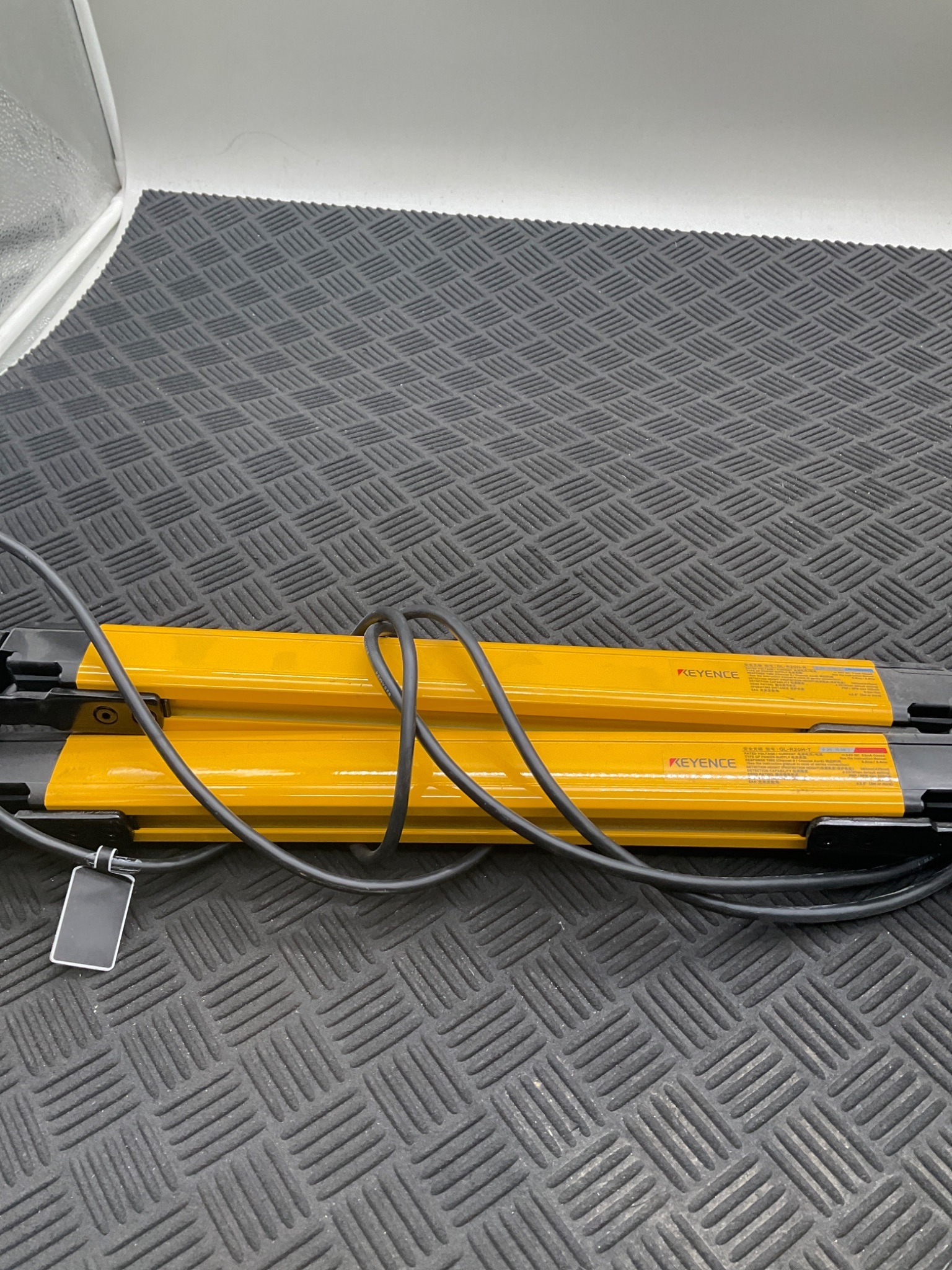 KEYENCE GL‑R20H‑T / GL‑R20H‑R Light Curtain Set (380mm) USED 1