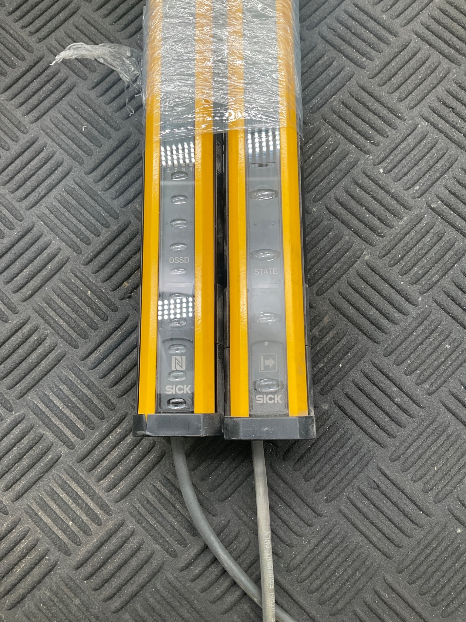SICK C4P‑SA03031A00 / C4P‑EA03011C00 deTec4 Light Curtain Set (300mm) USED 0