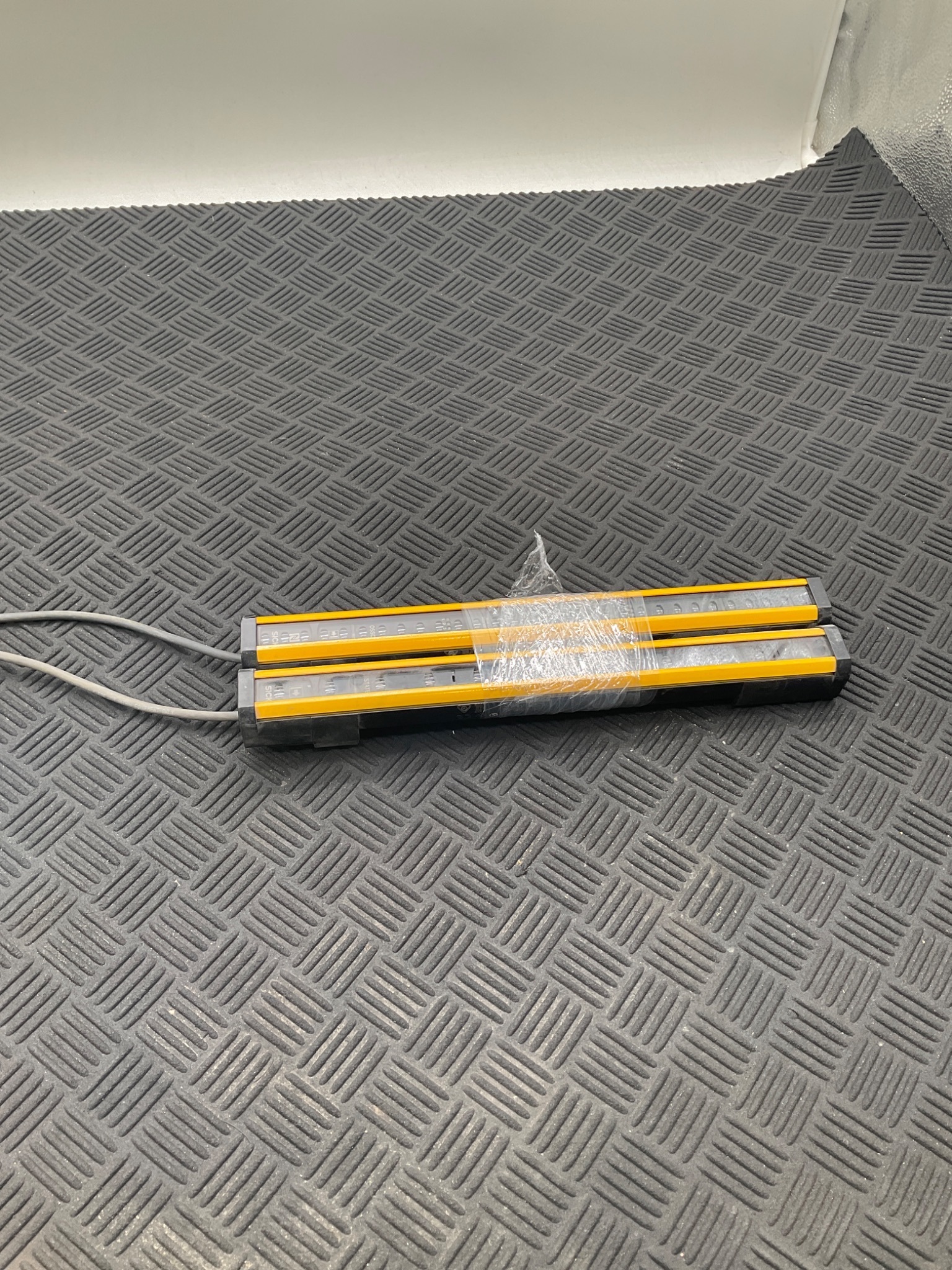 SICK C4P‑SA03031A00 / C4P‑EA03011C00 deTec4 Light Curtain Set (300mm) USED 1