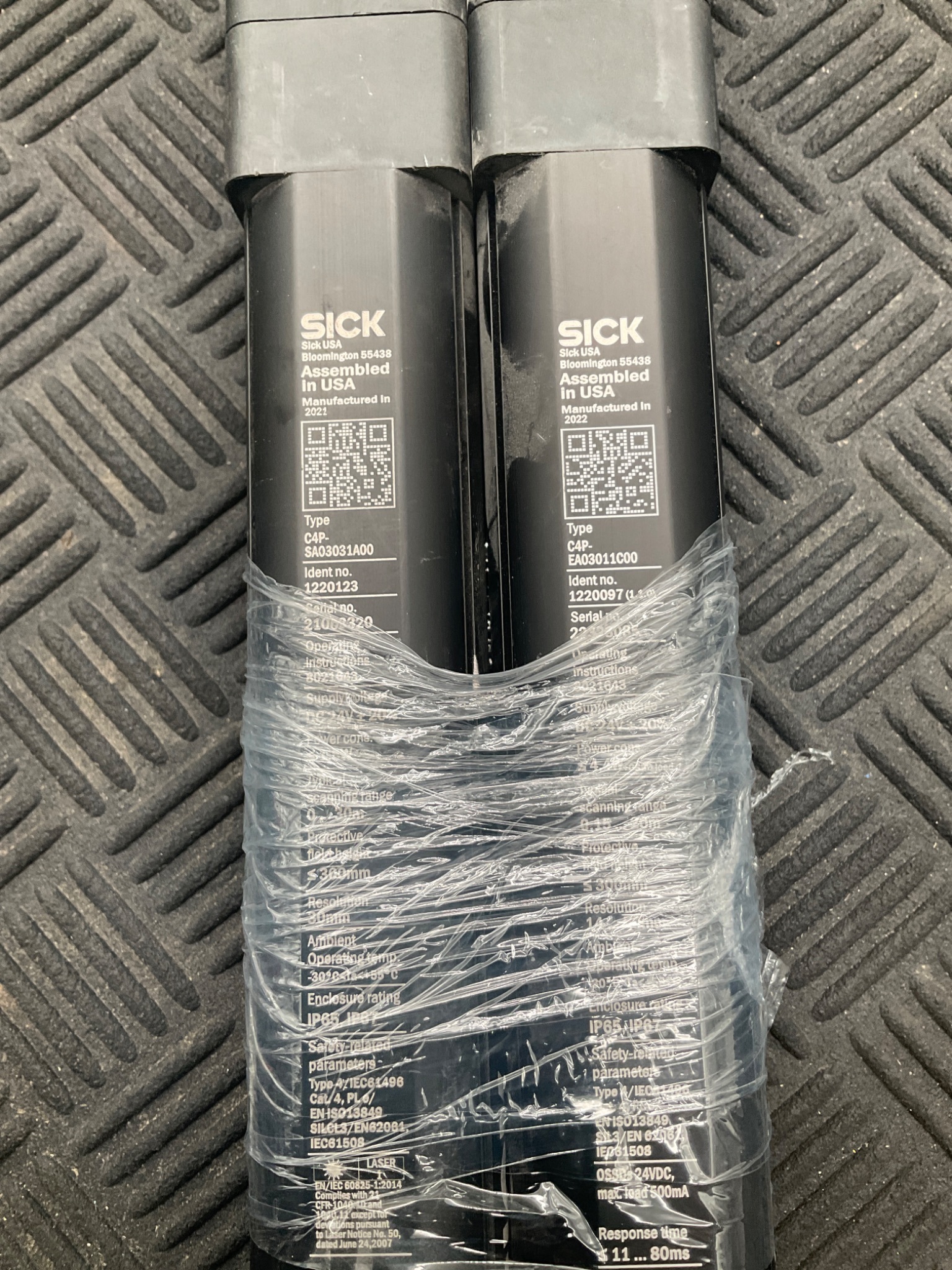 SICK C4P‑SA03031A00 / C4P‑EA03011C00 deTec4 Light Curtain Set (300mm) USED 3