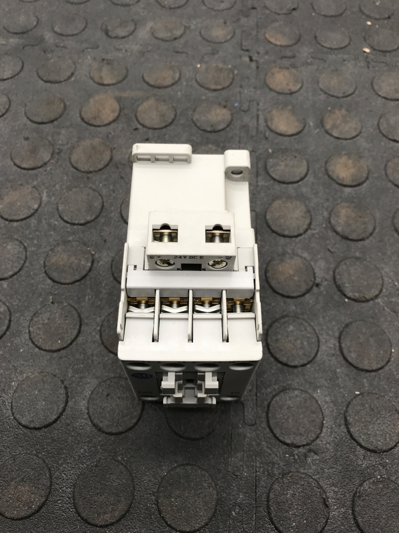 ALLEN BRADLEY 100‑C09E*10 Auxiliary Contactor 600VAC USED 2
