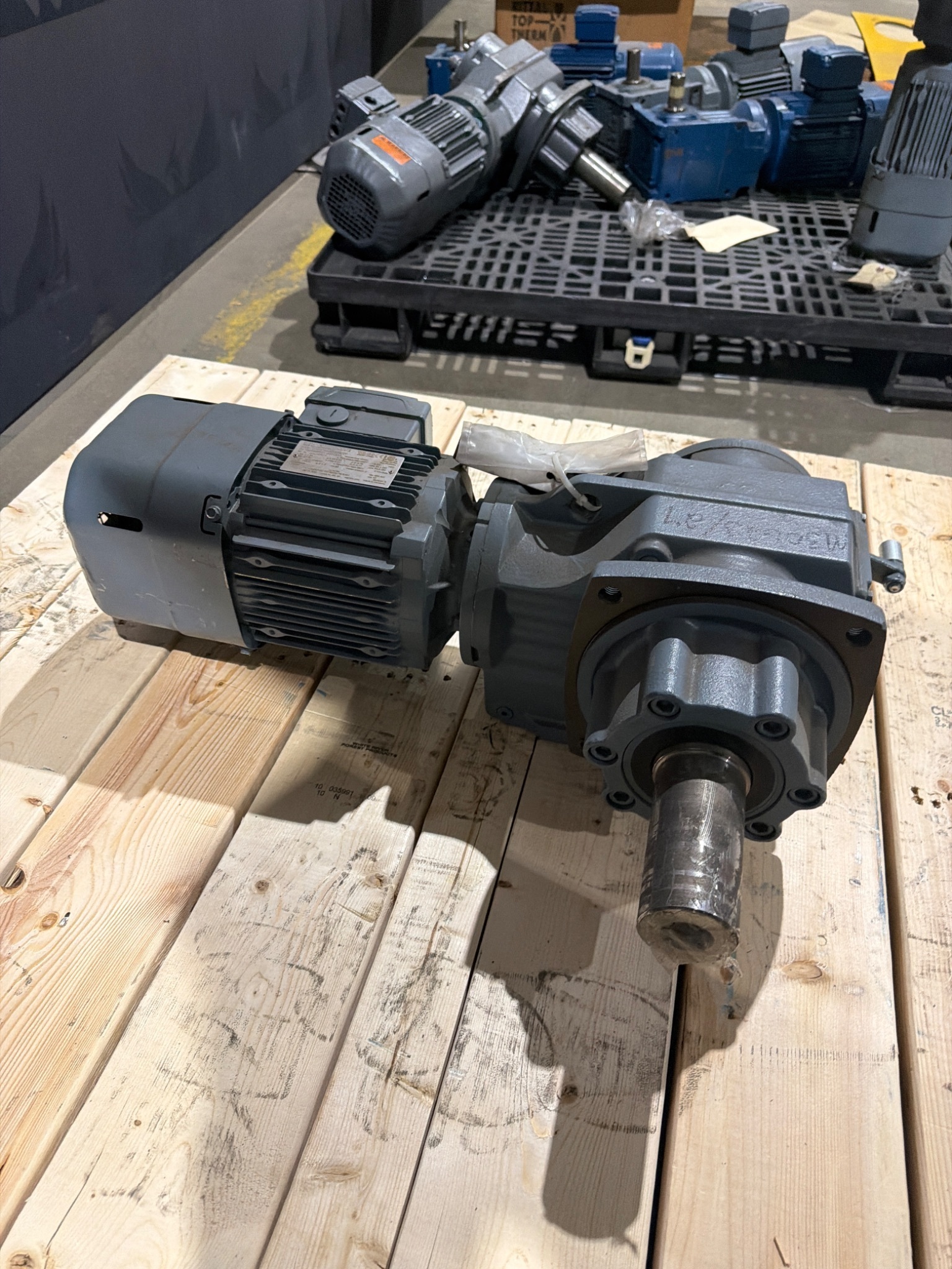 SEW EURODRIVE HK60 DRE90M4BE2/IS/TF Gearmotor USED 1