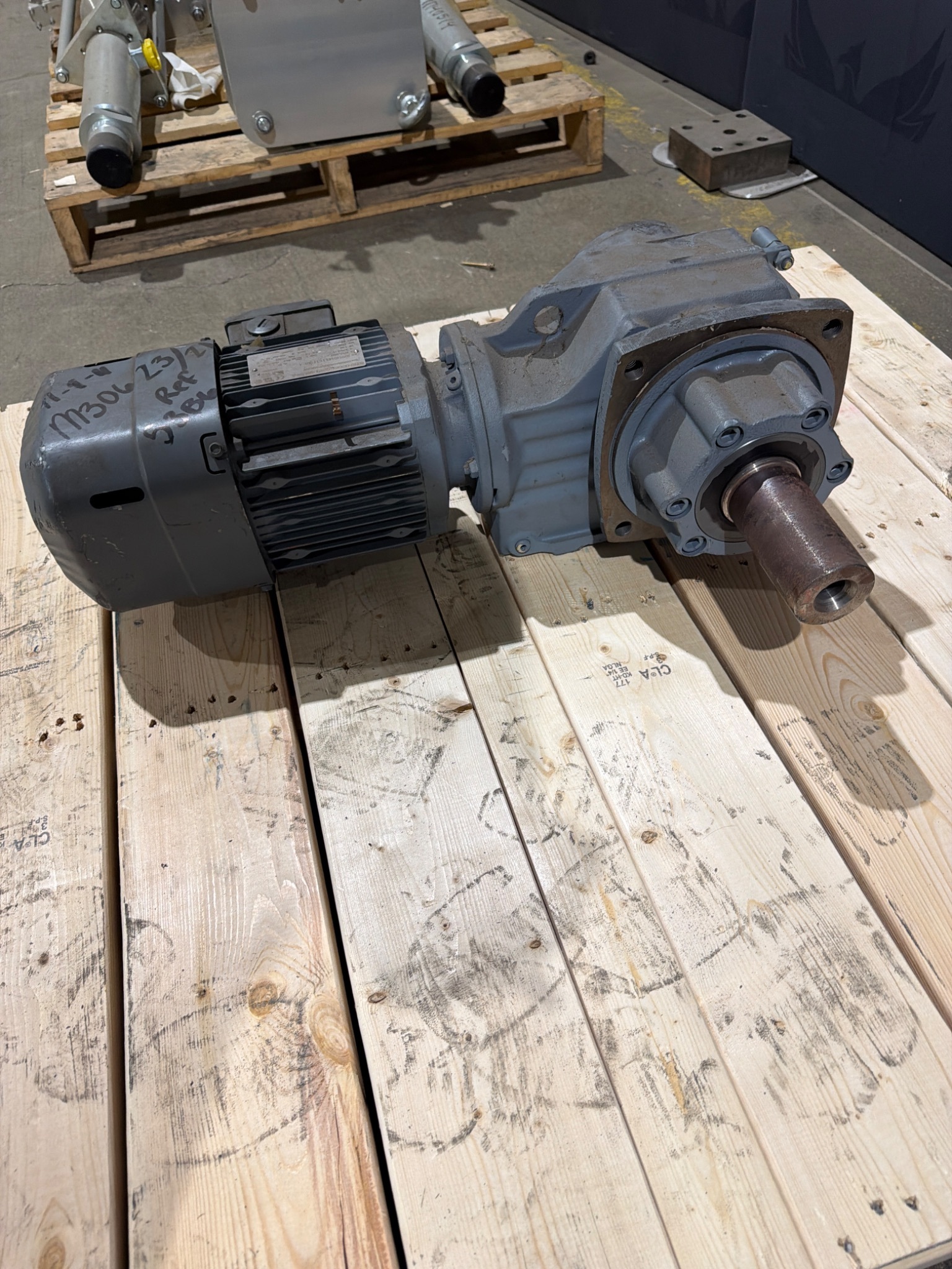 SEW EURODRIVE DRE90M4BE2HR/FG/ISU/TF 1.5 HP Gear Motor USED 2