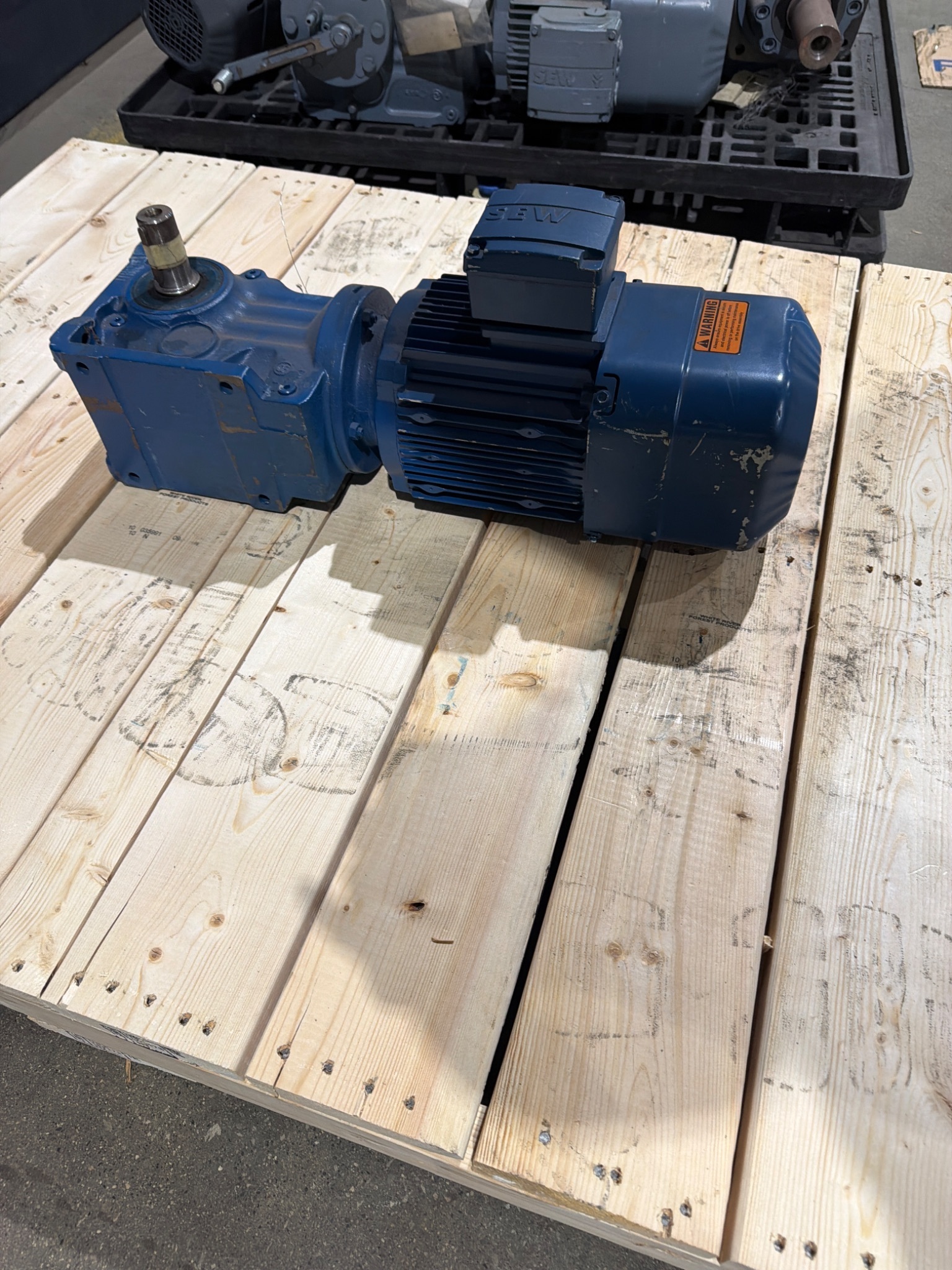 SEW EURODRIVE K47DRE90L4BE2HR/ISU/TF Gear Motor USED 1