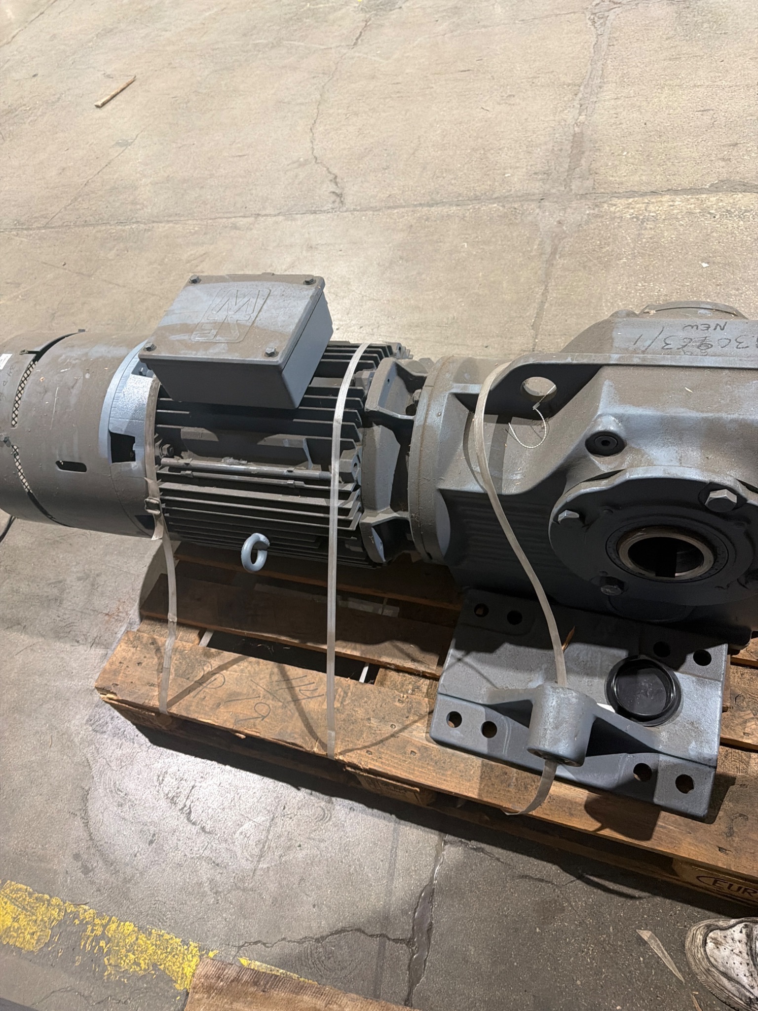USED SEW‑EURODRIVE KA107/T CV200L4/BM/HR/TF/FV1R Gear Motor Assembly 3