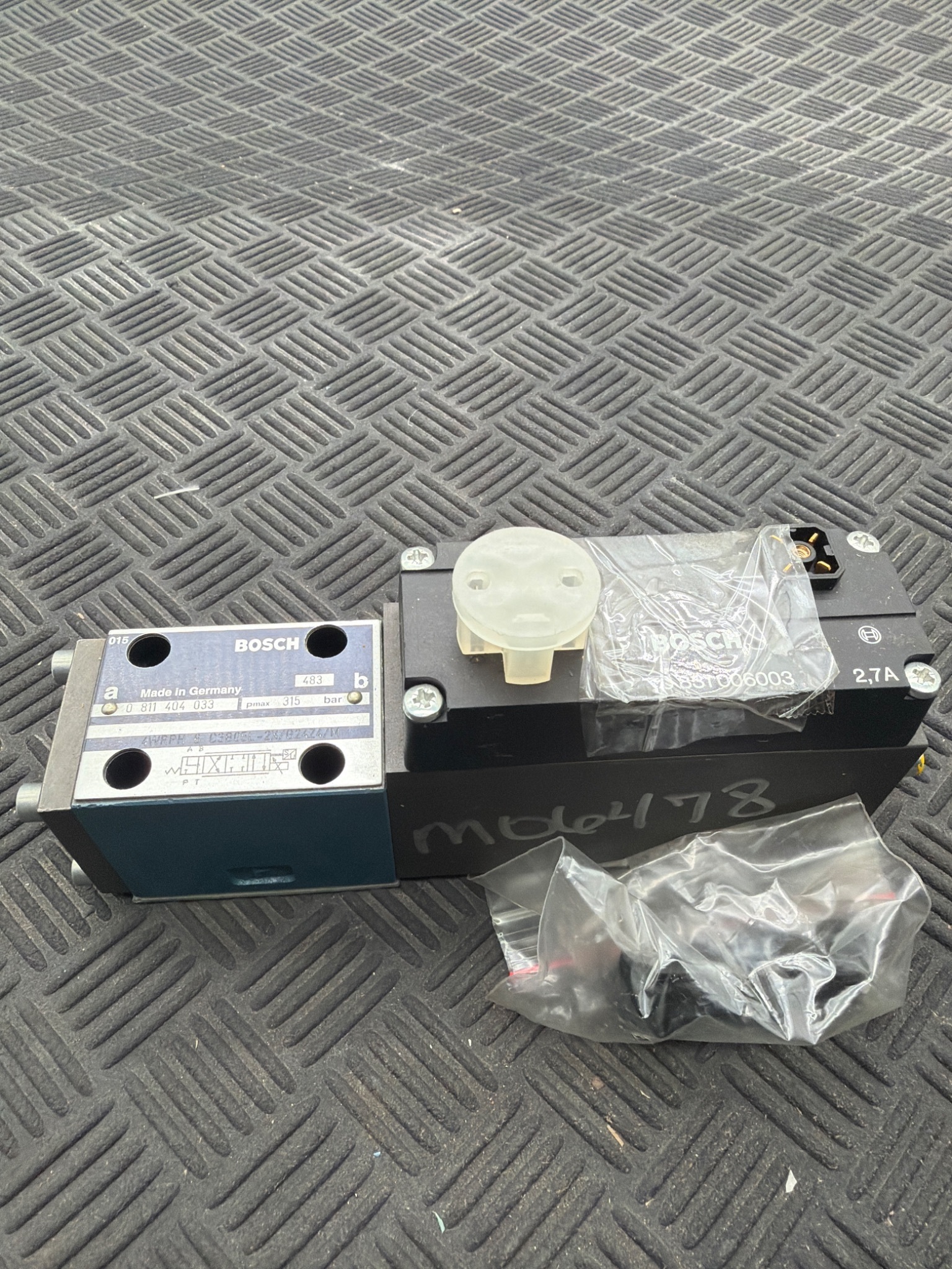 BOSCH 0811‑404‑033 High‑Response Hydraulic Valve w/ Position Feedback USED 0