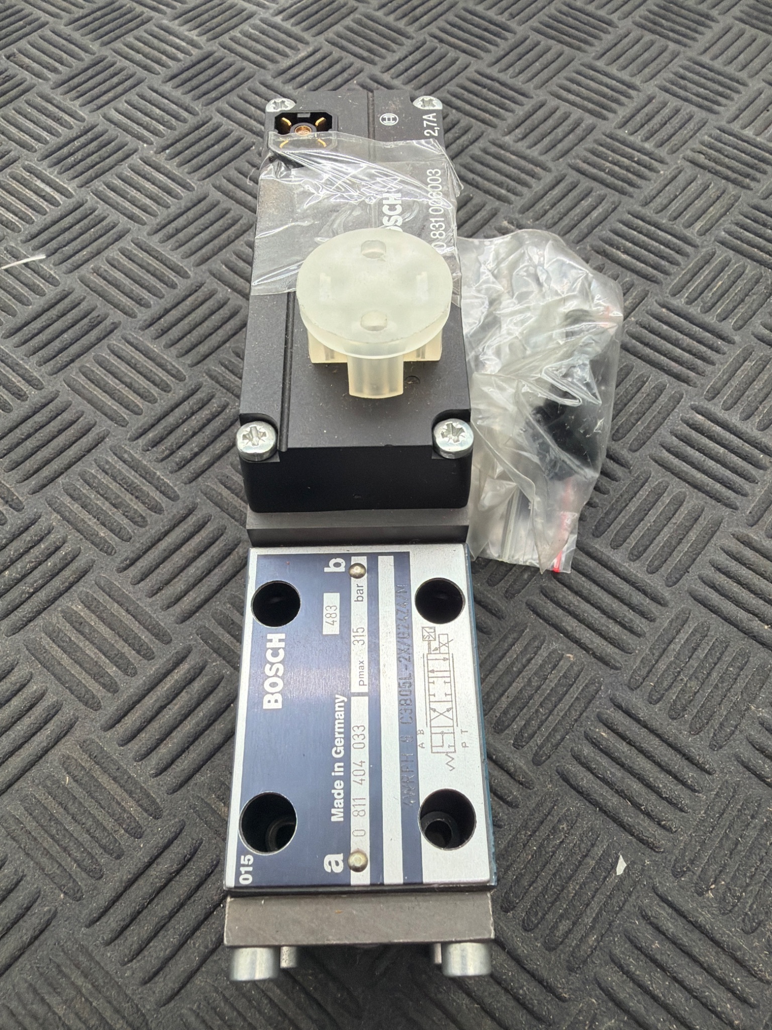 BOSCH 0811‑404‑033 High‑Response Hydraulic Valve w/ Position Feedback USED 2