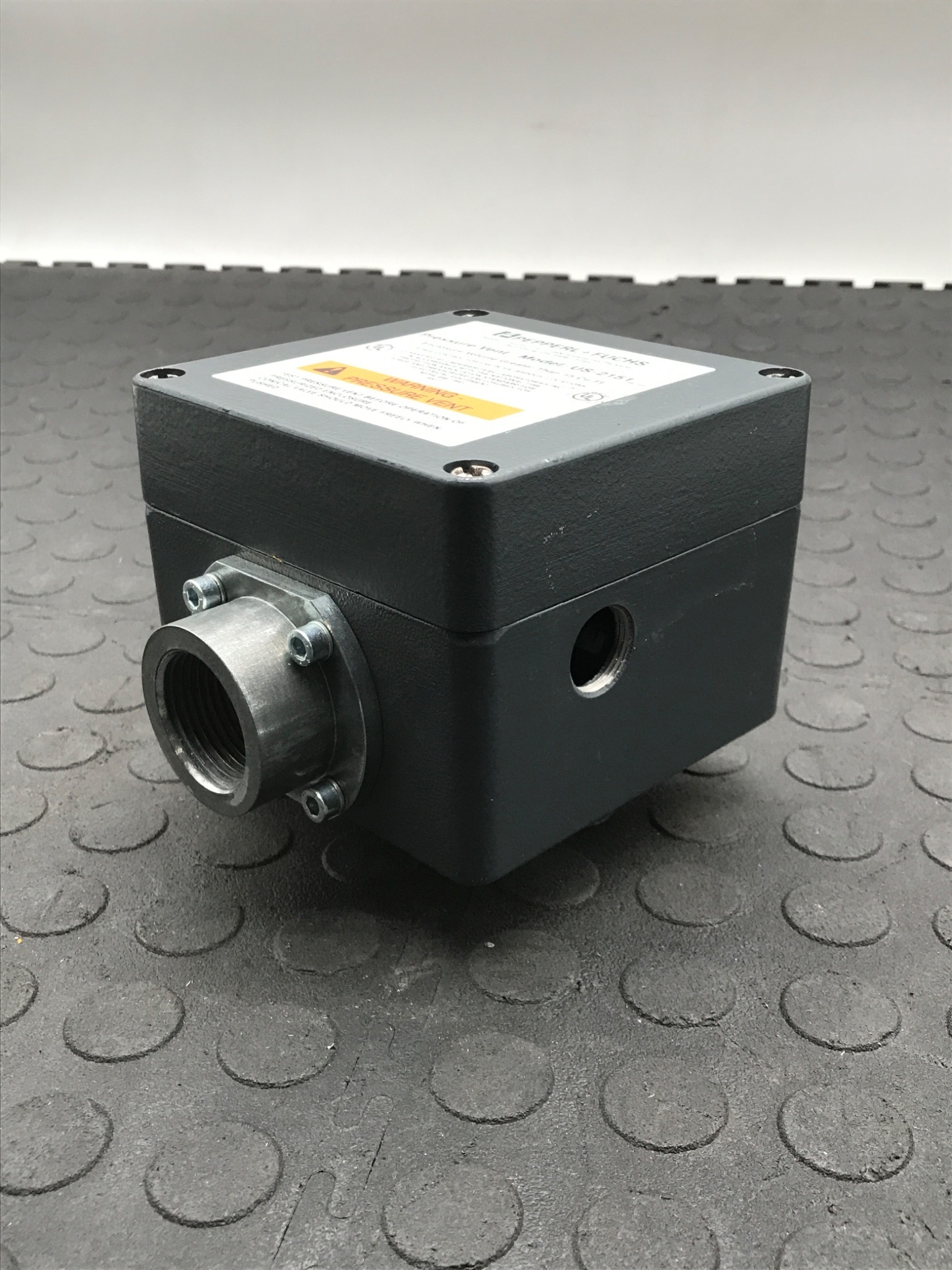 PEPPERL+FUCHS US-2151 Pressure Vent USED 2