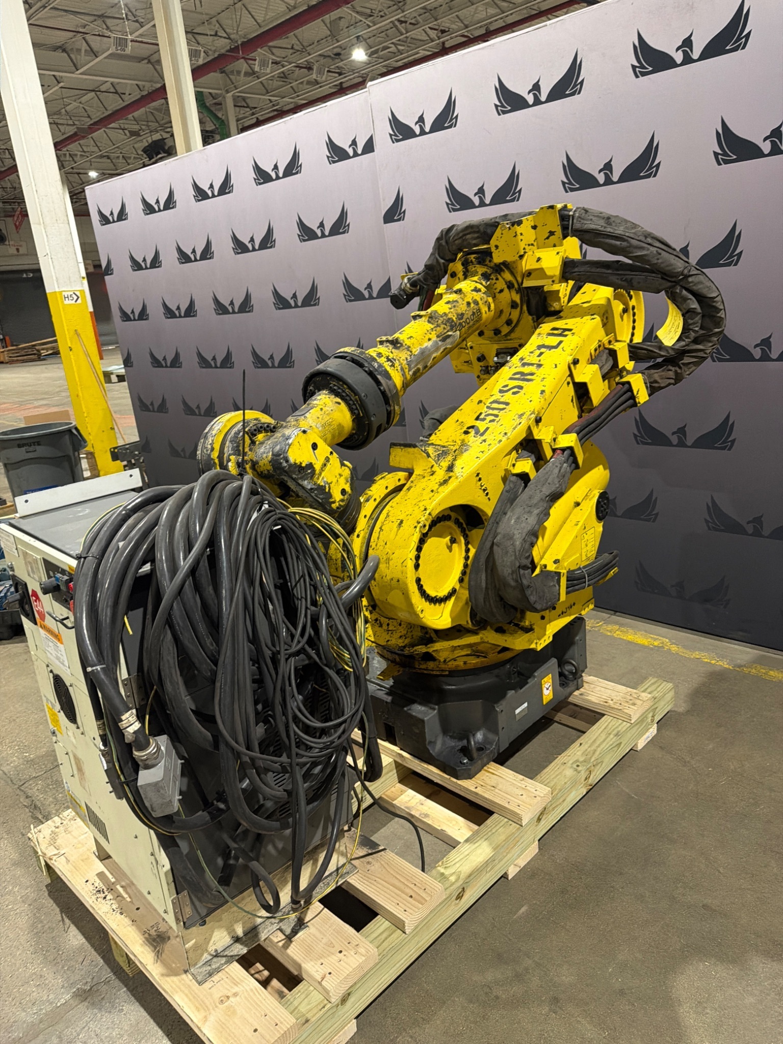 FANUC R‑2000iB/210F Robot Complete w/ R‑30iB Controls USED 5