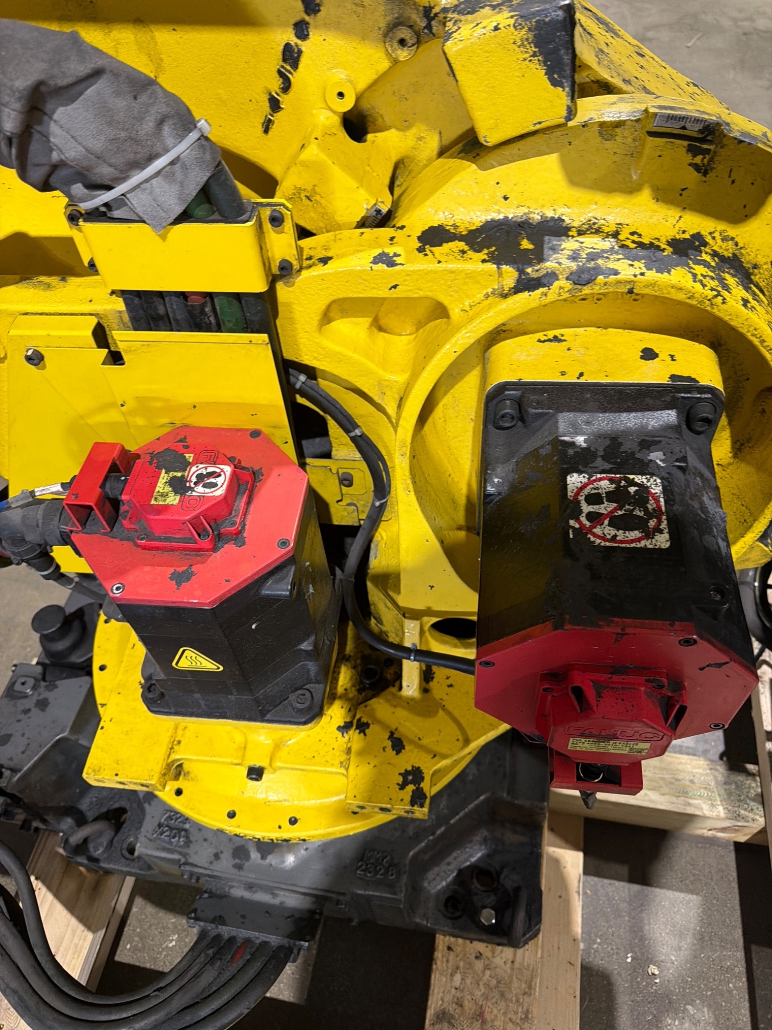 FANUC R‑2000iB/210F Robot Complete w/ R‑30iB Controls USED 7