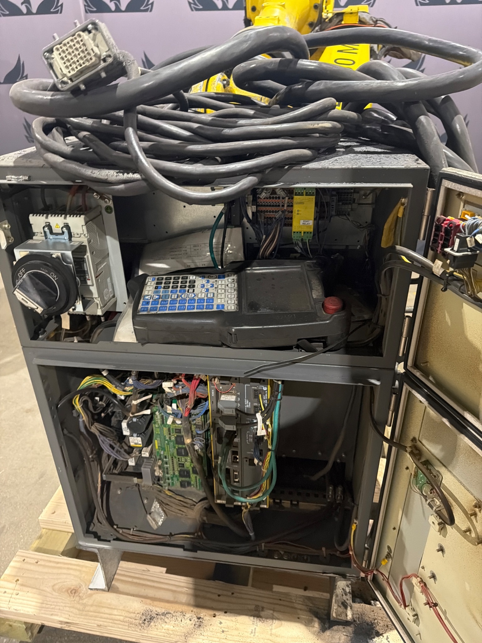 FANUC R‑2000iC/210F Robot Complete w/ R‑30iB Controls USED 5