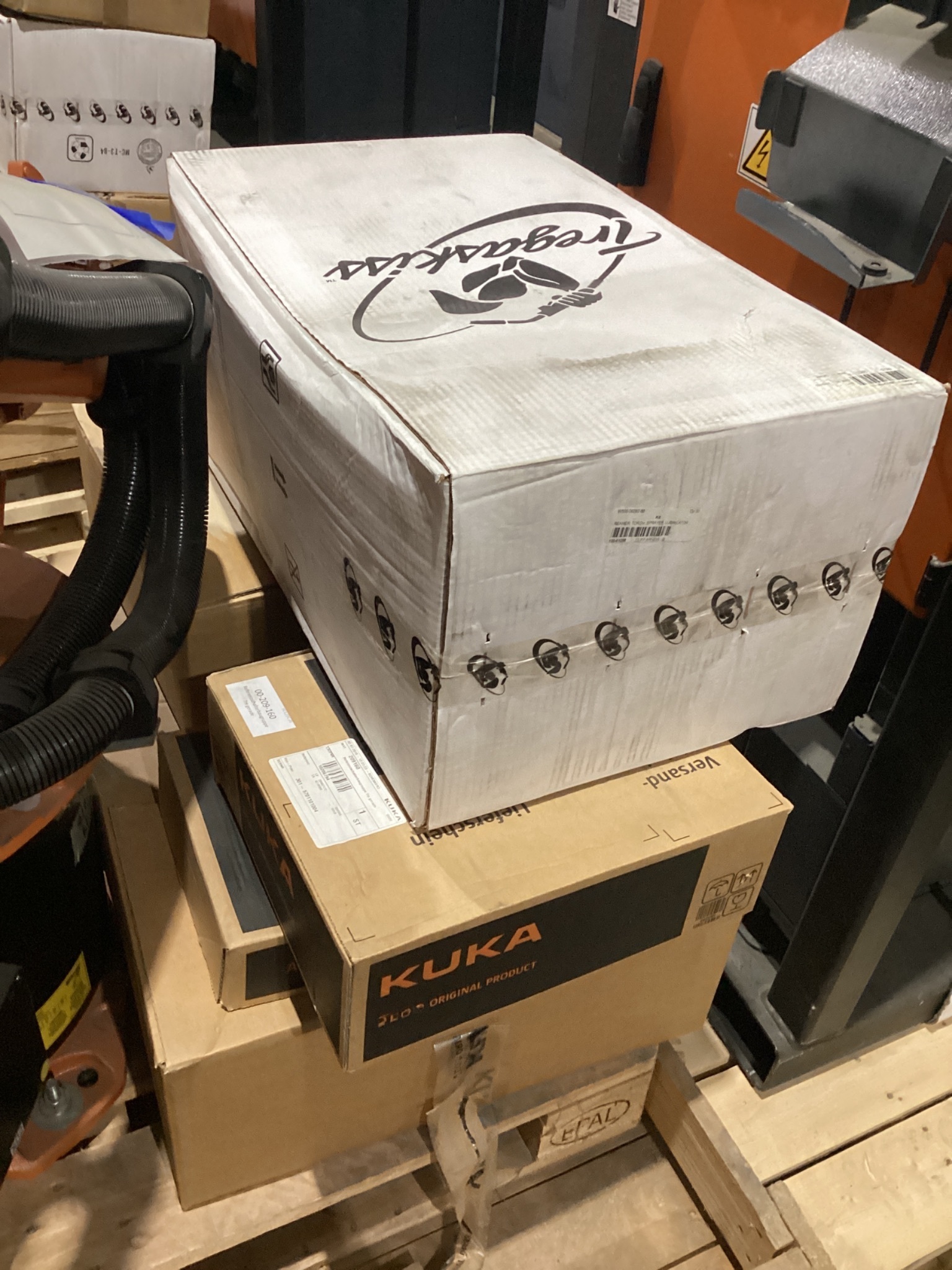 KUKA KR16 L6-2 w/ KR C4 Controls Lincoln R550 Weld Package & TT3A Reamer NEW 4