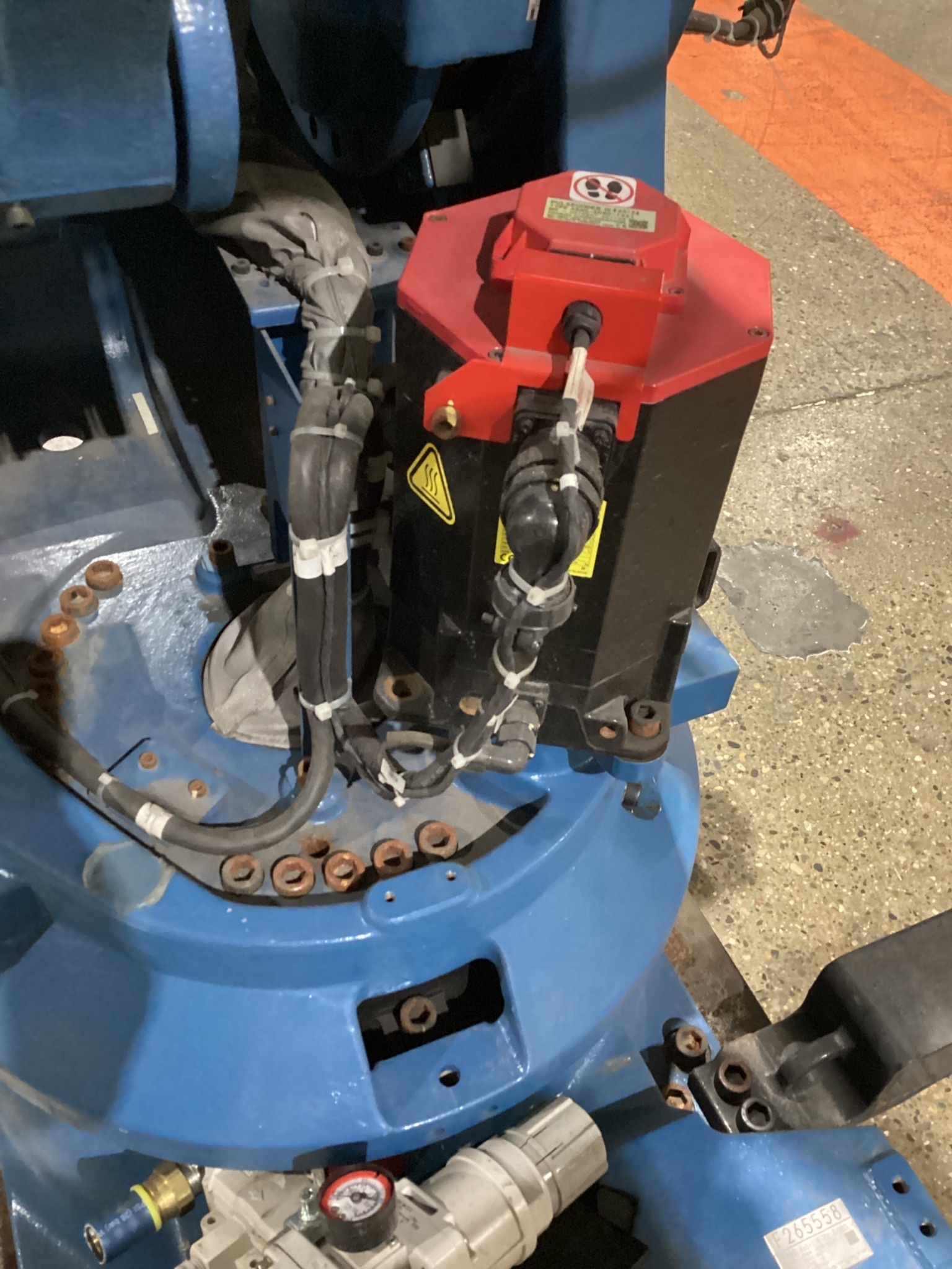 FANUC M-900iB/280L w/ R30iB PLUS & WTC 60L5 Weld Controller USED 5