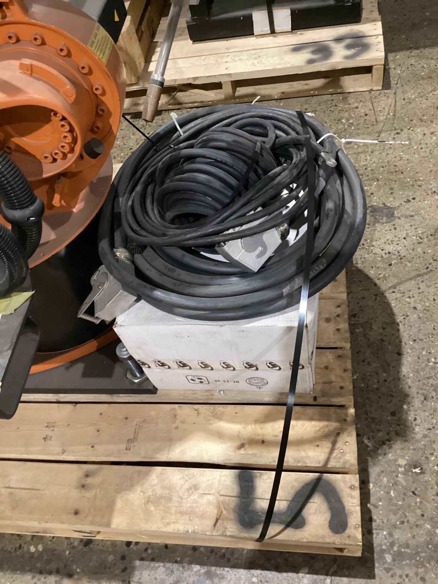 KUKA KR16 L6-2 w/ KR C4 Controls Lincoln R550 Weld Package & TT3A Reamer NEW 2