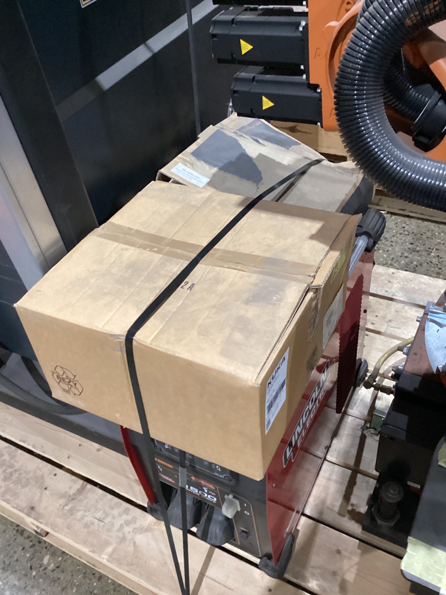 KUKA KR16 L6-2 w/ KR C4 Controls Lincoln R550 Weld Package & TT3A Reamer NEW 3