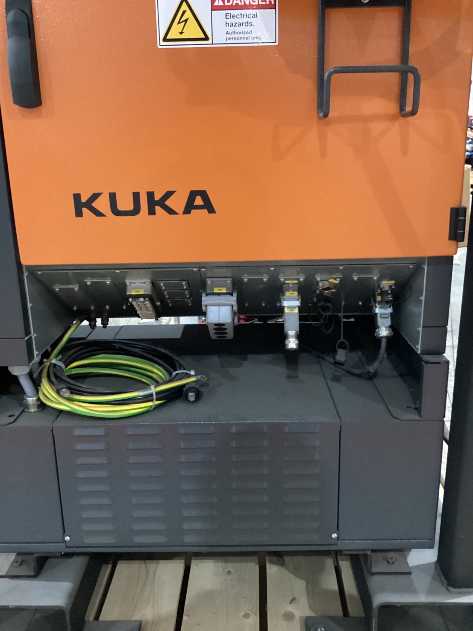 KUKA KR16 L6-2 w/ KR C4 Controls Lincoln R550 Weld Package & TT3A Reamer NEW 10