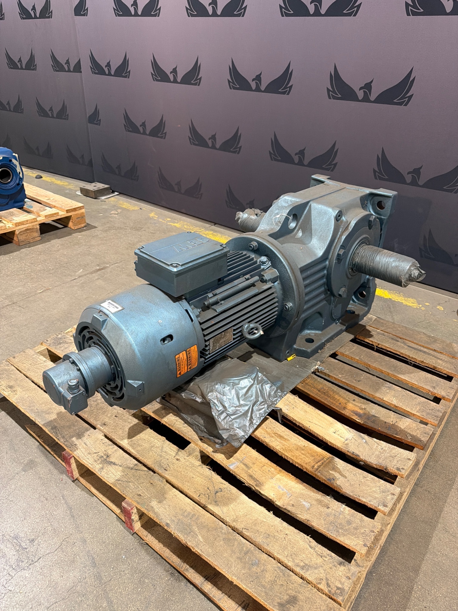 SEW‑EURODRIVE K107 A / DFV160M4 Induction Gearmotor NEW 2