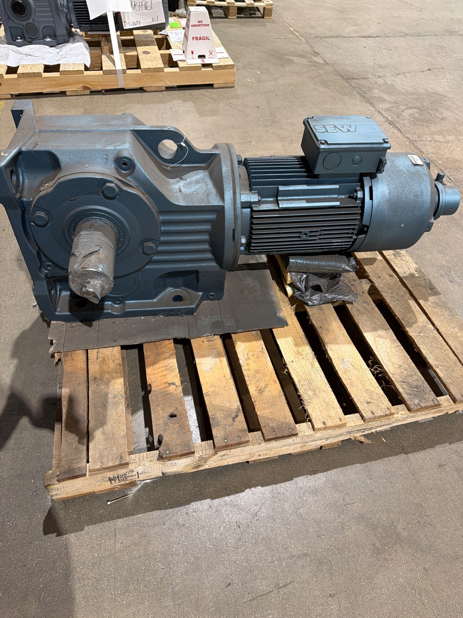 SEW‑EURODRIVE K107 A / DFV160M4 Induction Gearmotor NEW 4