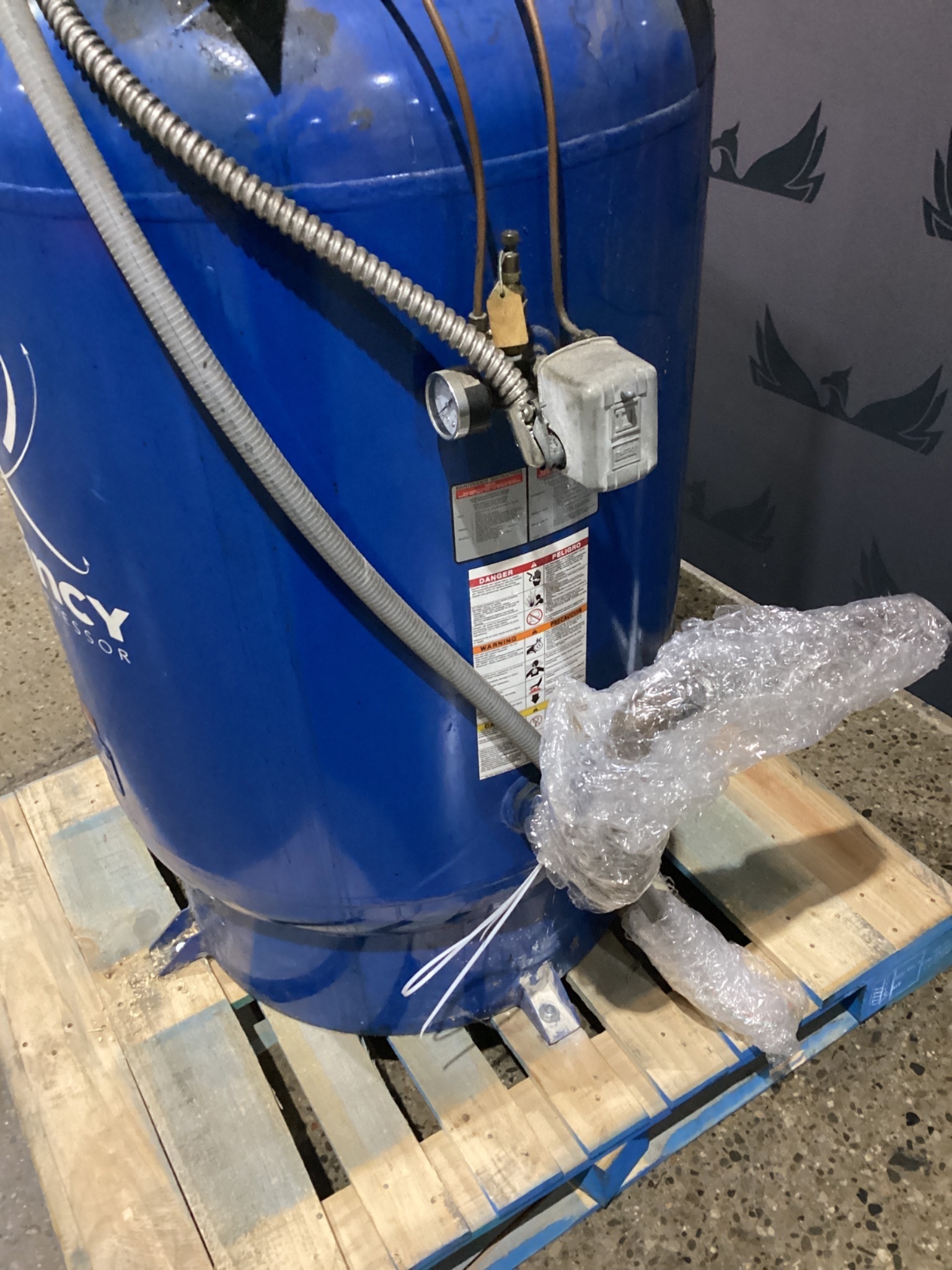 QUINCY QT‑10 Vertical Air Compressor USED 3