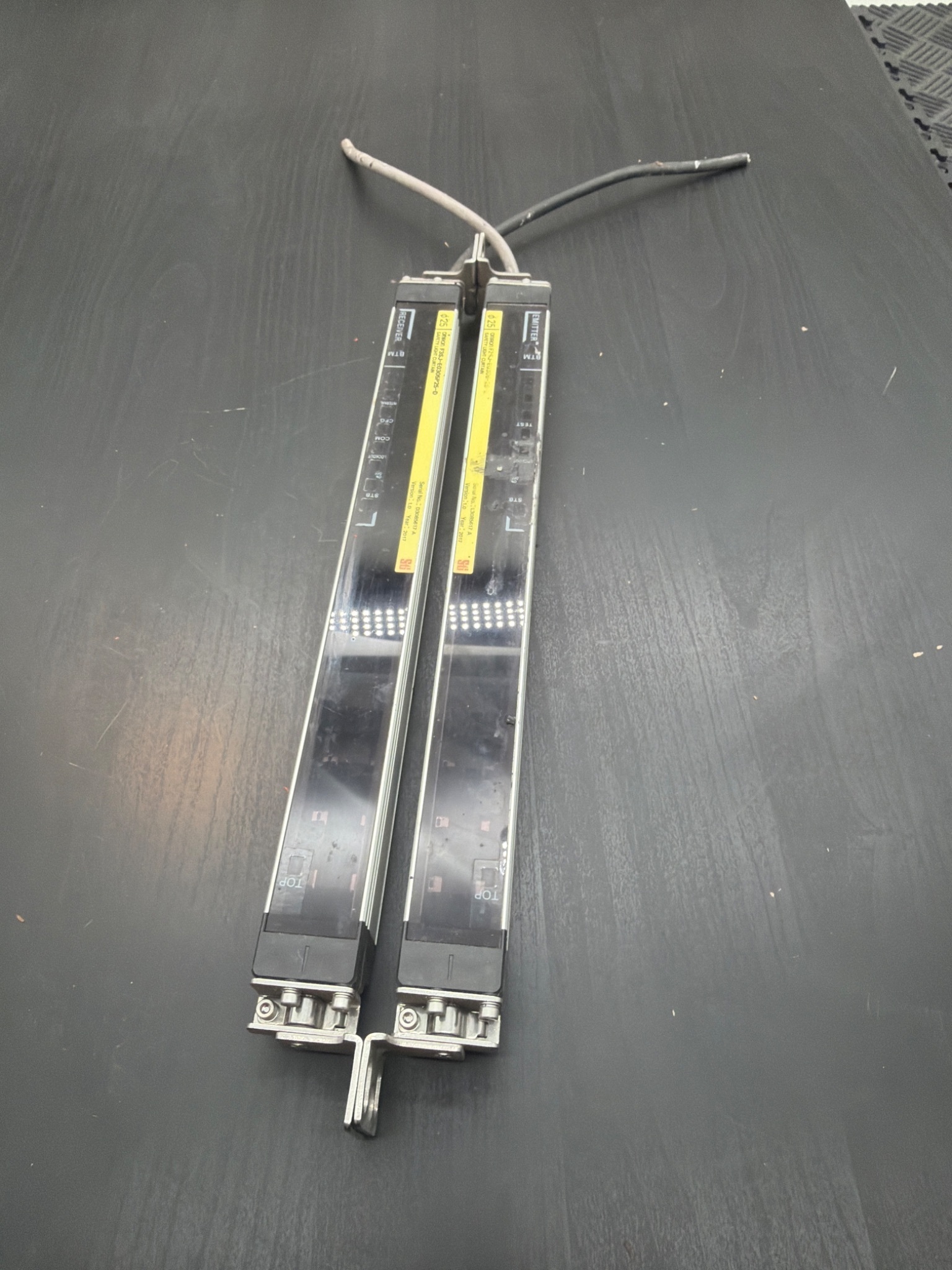 OMRON F3SJ‑E0305P25‑D / F3SJ‑E0305P25‑L Light Curtain Set (305mm) USED 2