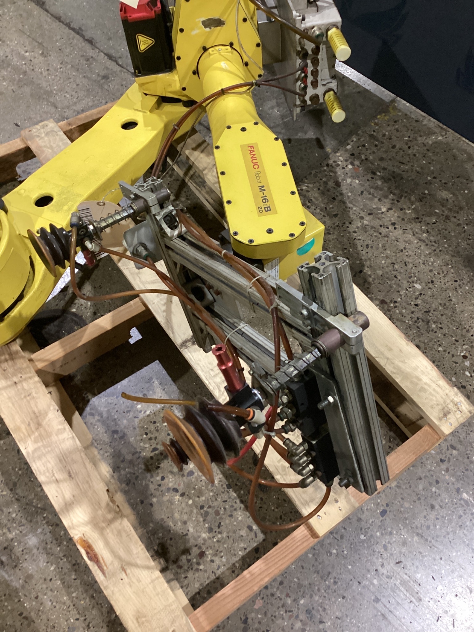 2003 FANUC M-16IB/20 + R-J3IB ROBOT ARM AND CONTROL PANEL NO TEACH PENDANT USED 4