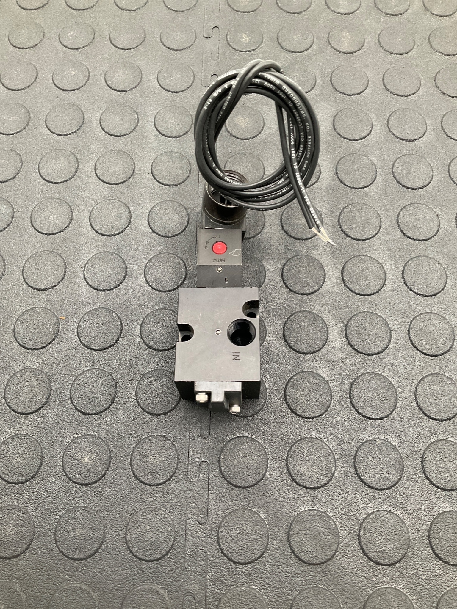 VERSA C SERIES PNEUMATIC DIRECTIONAL SOLENOID VALVE, TWO WAY; USED 1