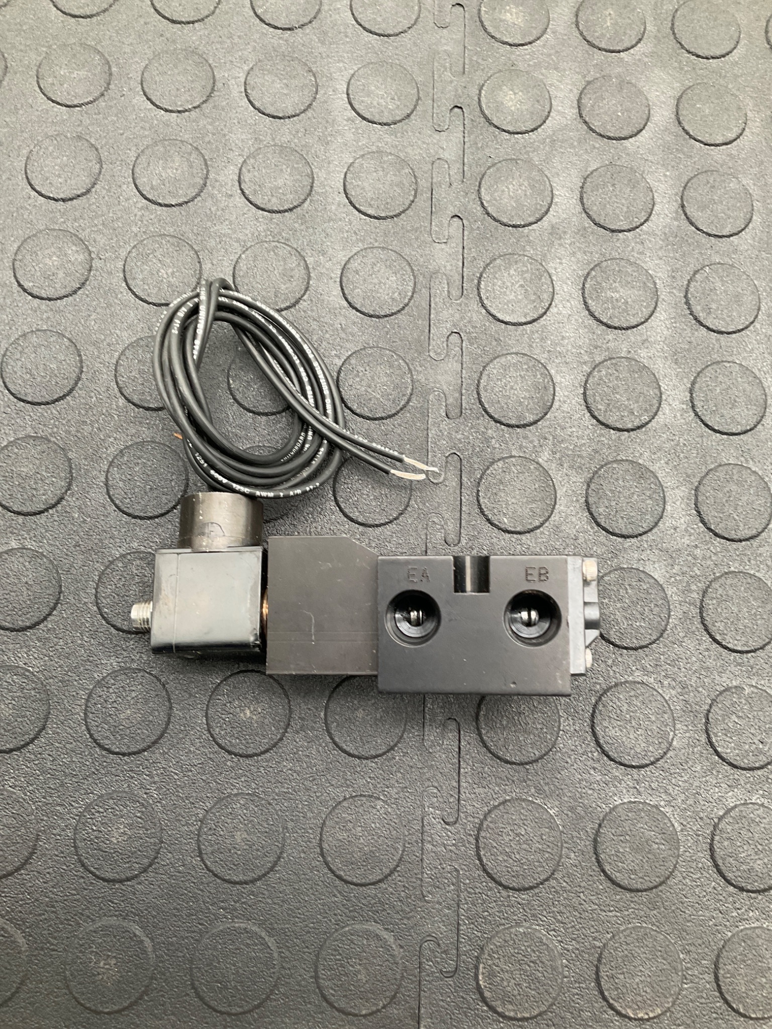 VERSA C SERIES PNEUMATIC DIRECTIONAL SOLENOID VALVE, TWO WAY; USED 2
