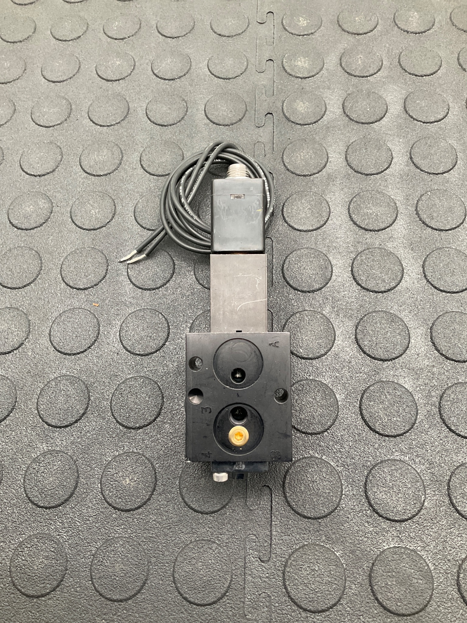 VERSA C SERIES PNEUMATIC DIRECTIONAL SOLENOID VALVE, TWO WAY; USED 3