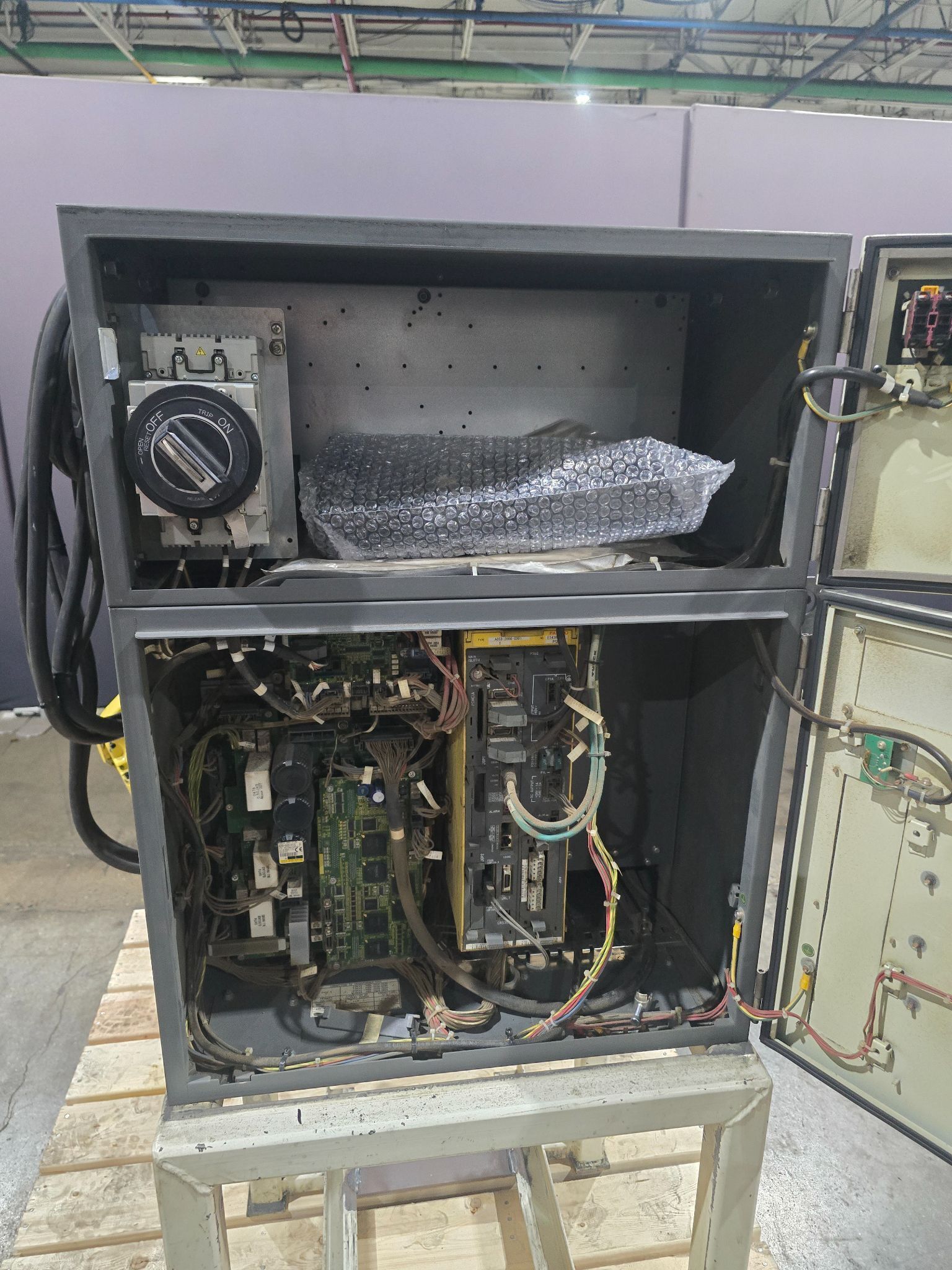 Fanuc ArcMate 120iC Complete with R‑30iA Controls & Lincoln Weld Component USED 5