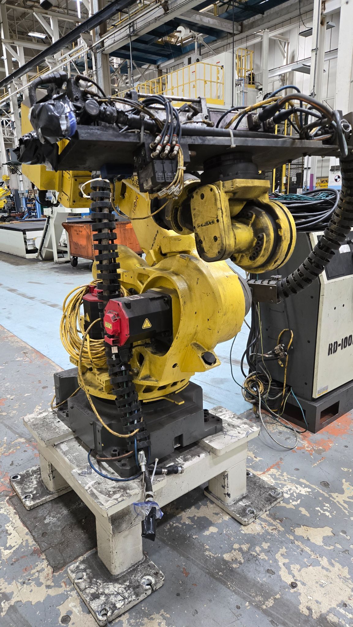 FANUC Robot R‑2000iB/210F Complete w/ R‑30iA Controller USED 1
