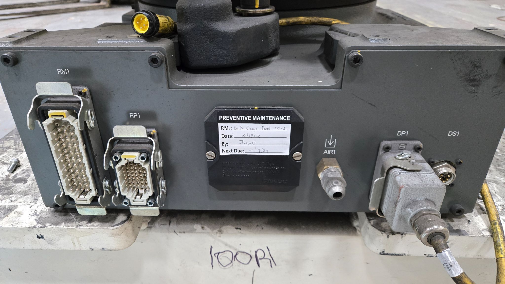 FANUC Robot R‑2000iB/210F Complete w/ R‑30iA Controller USED 4