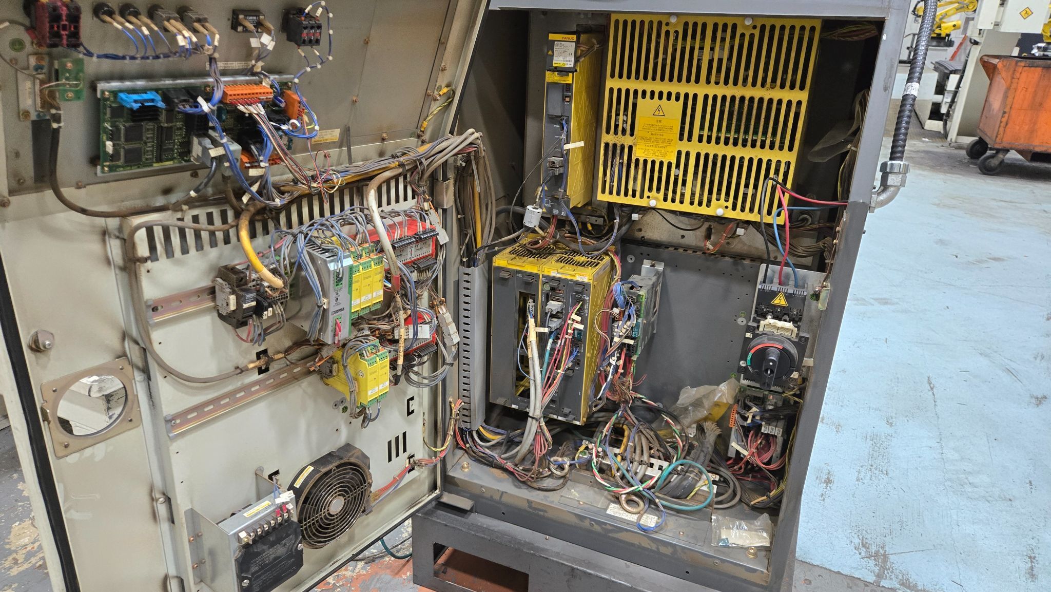 FANUC Robot R‑2000iB/210F Complete w/ R‑30iA Controller USED 8