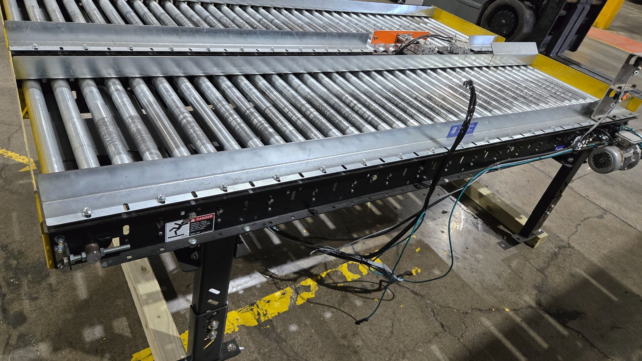 INDUSTRIAL KINETICS Roller Conveyor Lane 23.5" x 108" USED 5