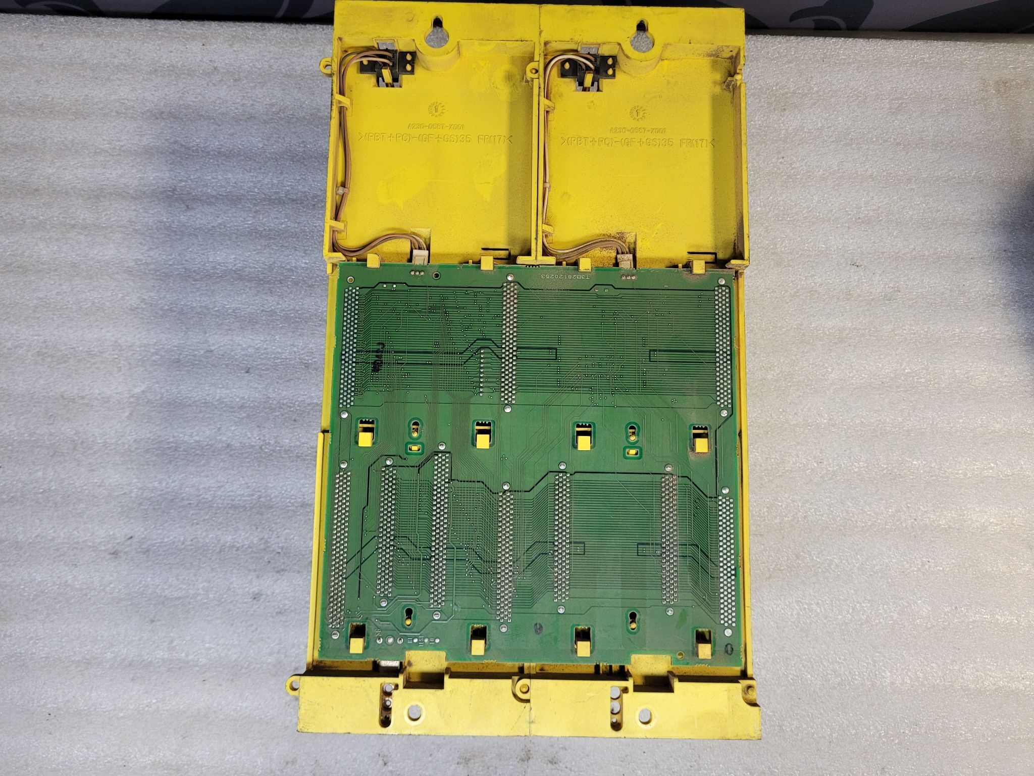 FANUC A05B‑2400‑C061 4‑Slot Backplane Assembly USED 3