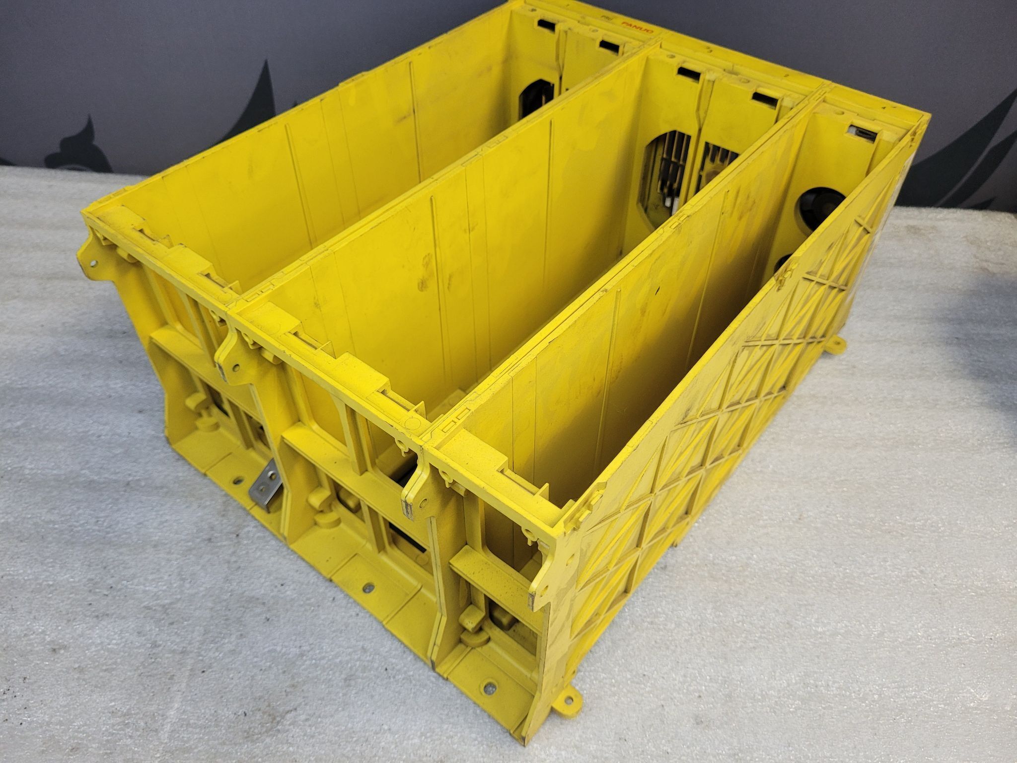 FANUC A05B‑2316‑C111 5‑Slot Backplane Enclosure USED 0