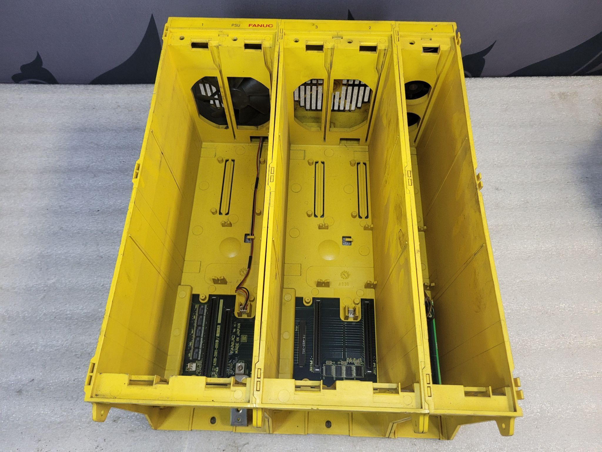 FANUC A05B‑2316‑C111 5‑Slot Backplane Enclosure USED 1