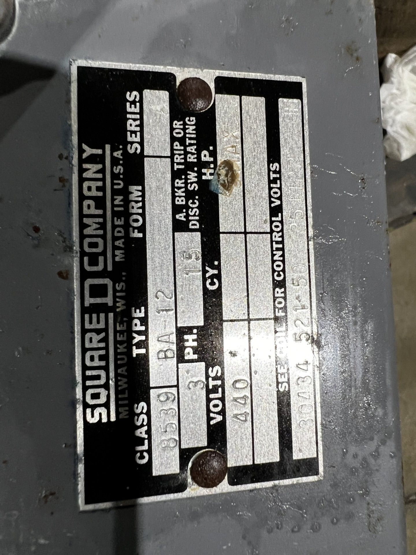SQUARE D 8539‑BA12 MOTOR STARTER ASSEMBLY IN ENCLOSURE; USED 3