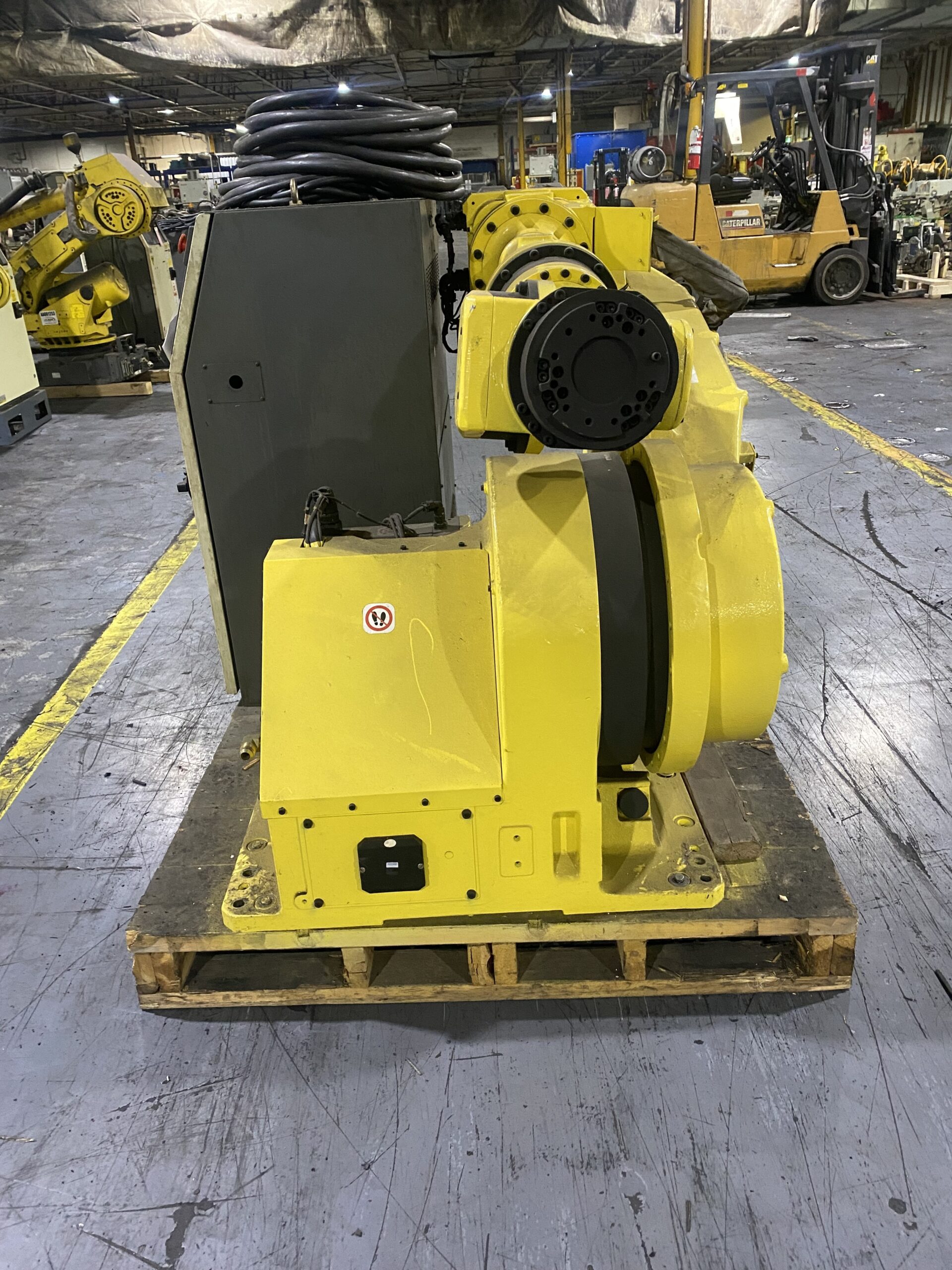 FANUC R‑2000iA/200T Complete w/ R‑J3iB Controller PARTS ONLY 2