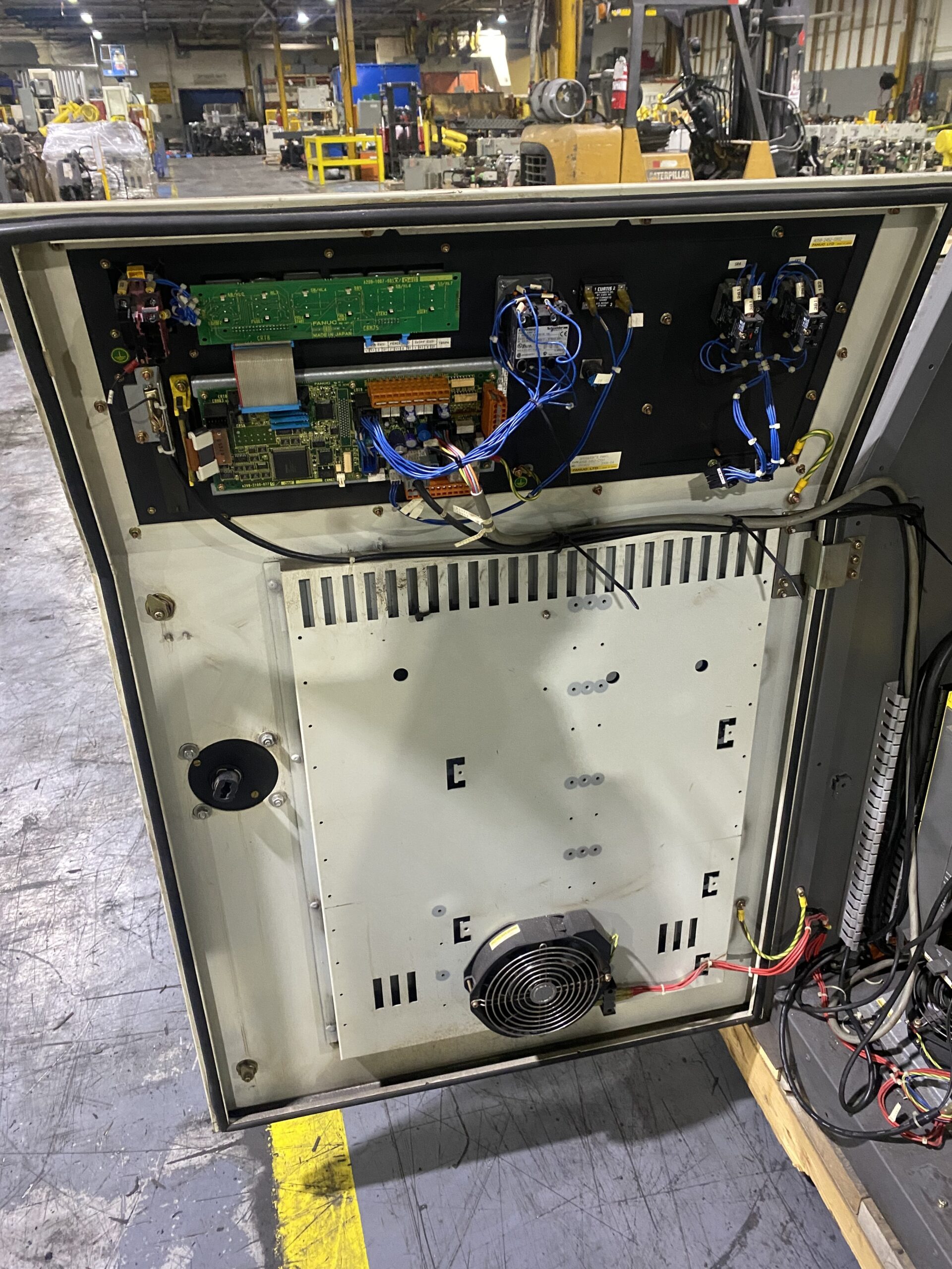 FANUC R‑2000iA/200T Complete w/ R‑J3iB Controller PARTS ONLY 7