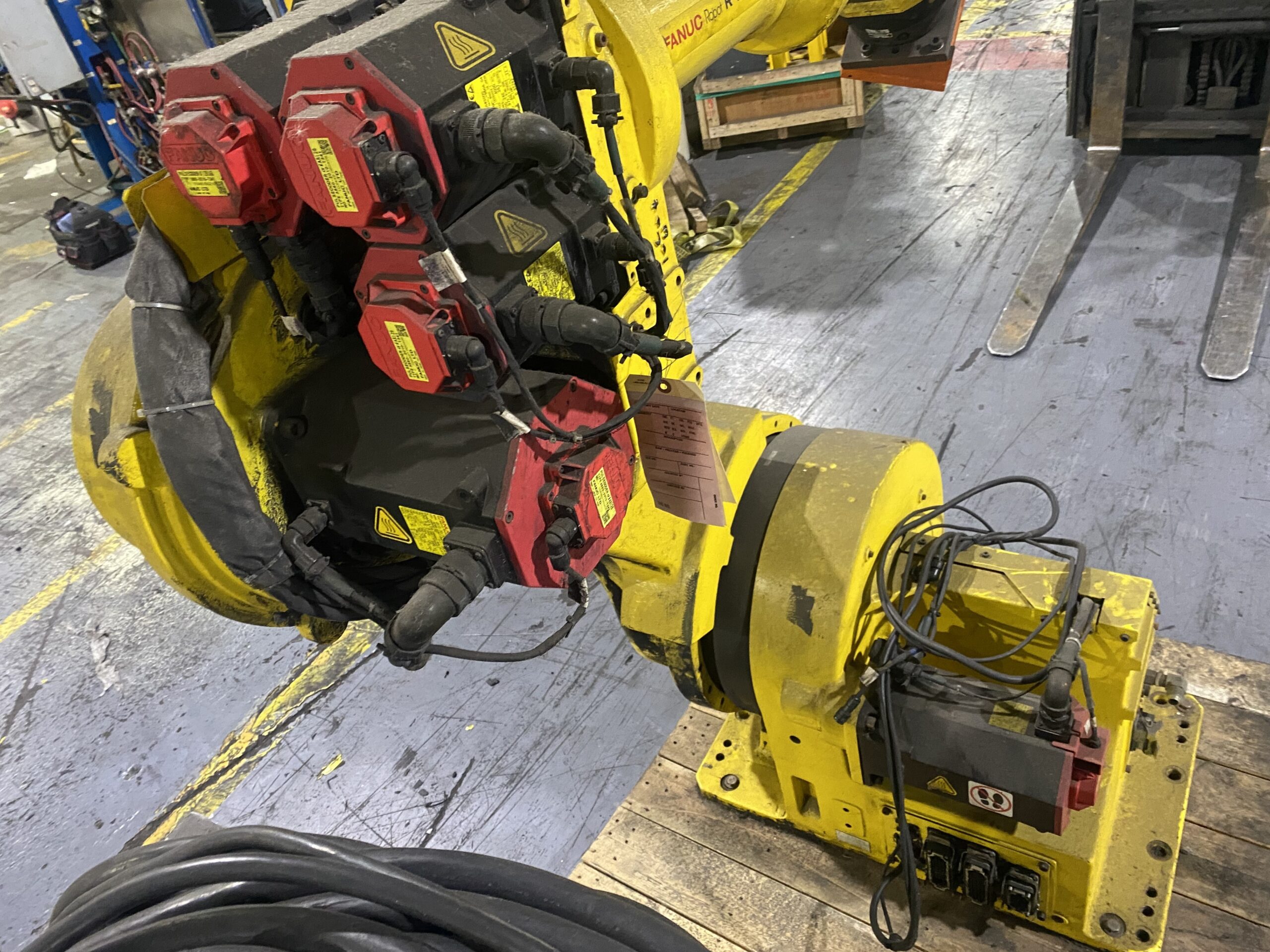 FANUC R‑2000iA/200T Complete w/ R‑J3iB Controller PARTS ONLY 3