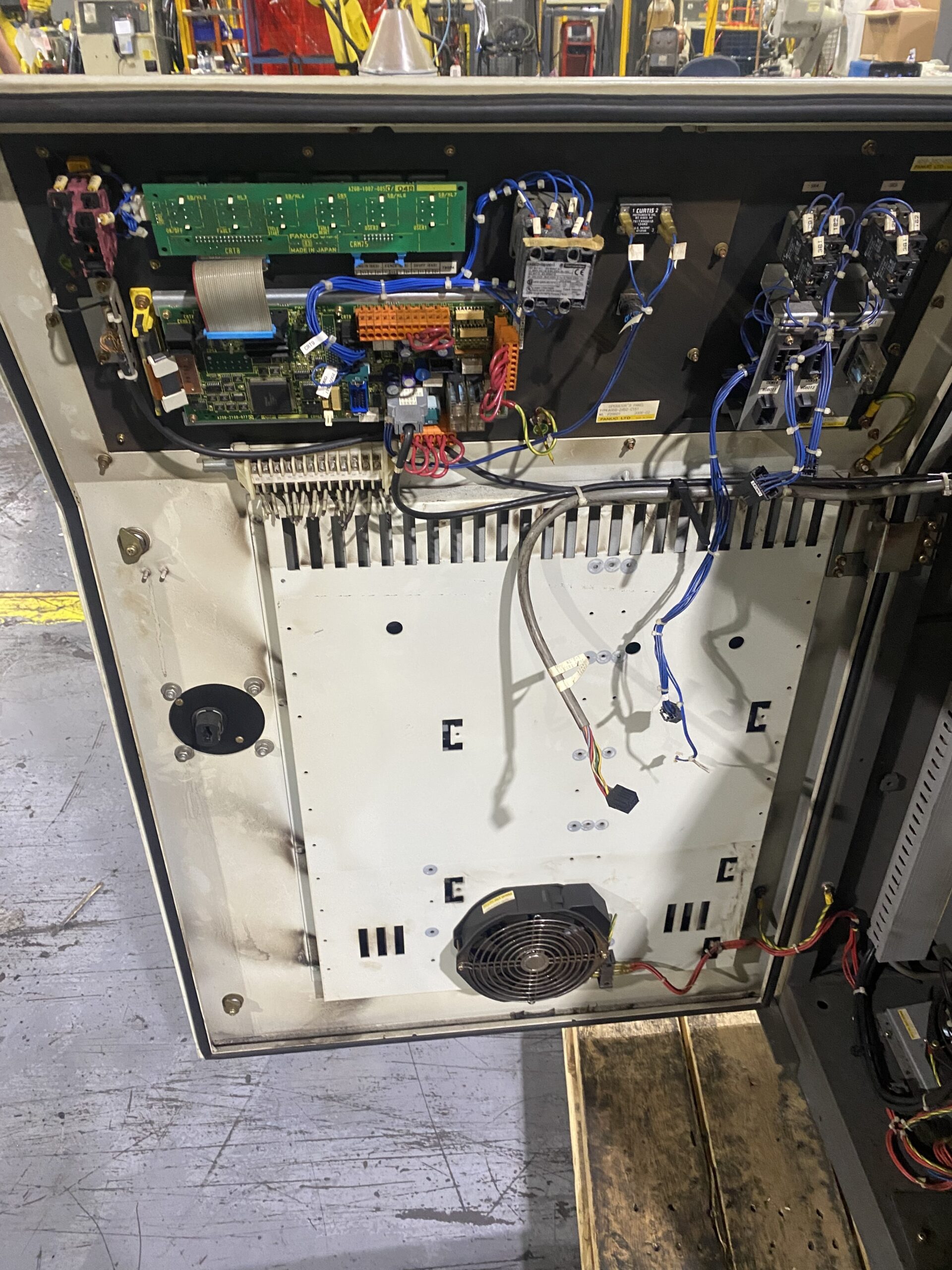 FANUC R‑2000iA/200T Complete w/ R‑J3iB Controller PARTS ONLY 7