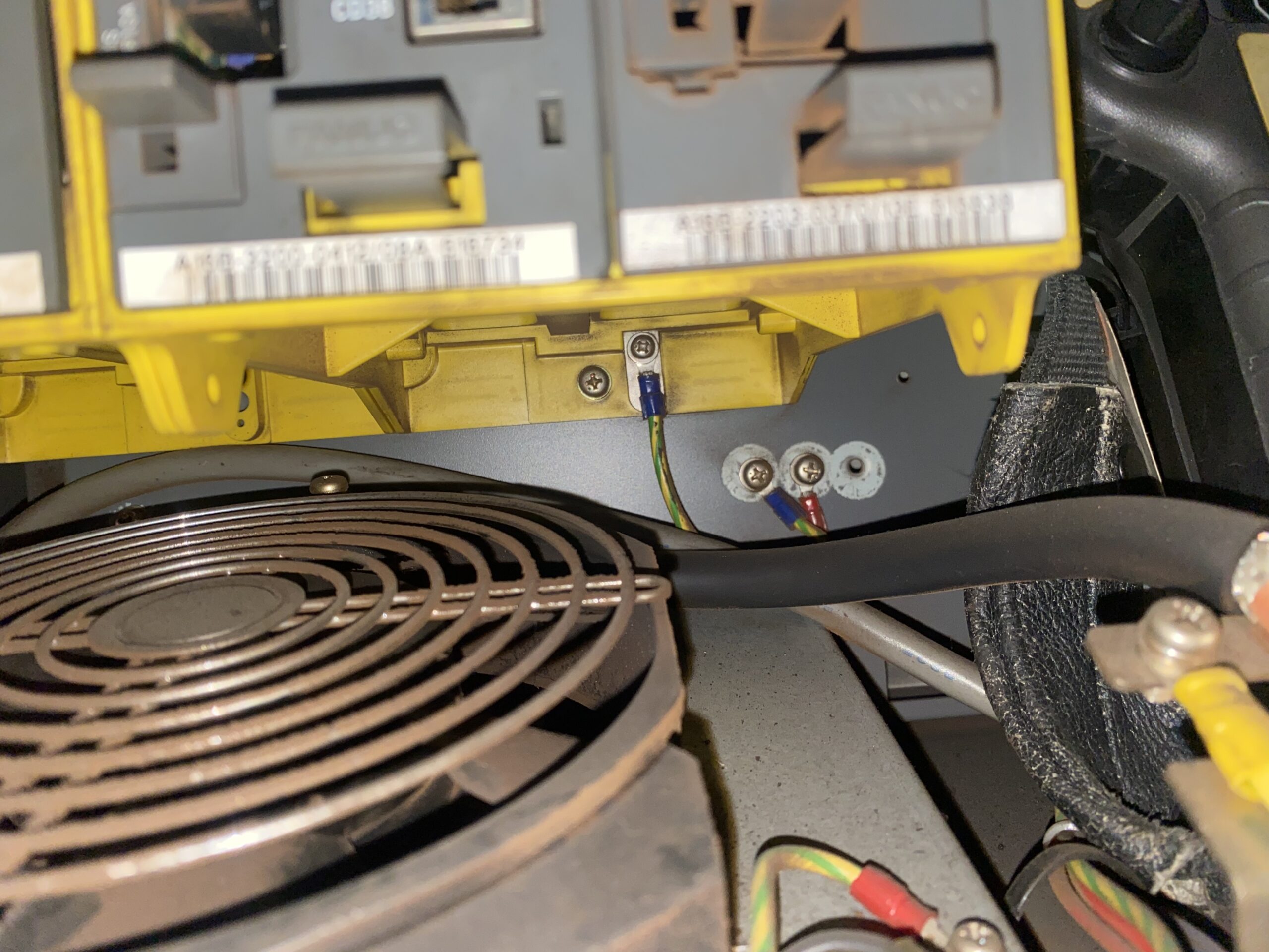 FANUC R‑2000iA/200T Complete w/ R‑J3iB Controller PARTS ONLY 9